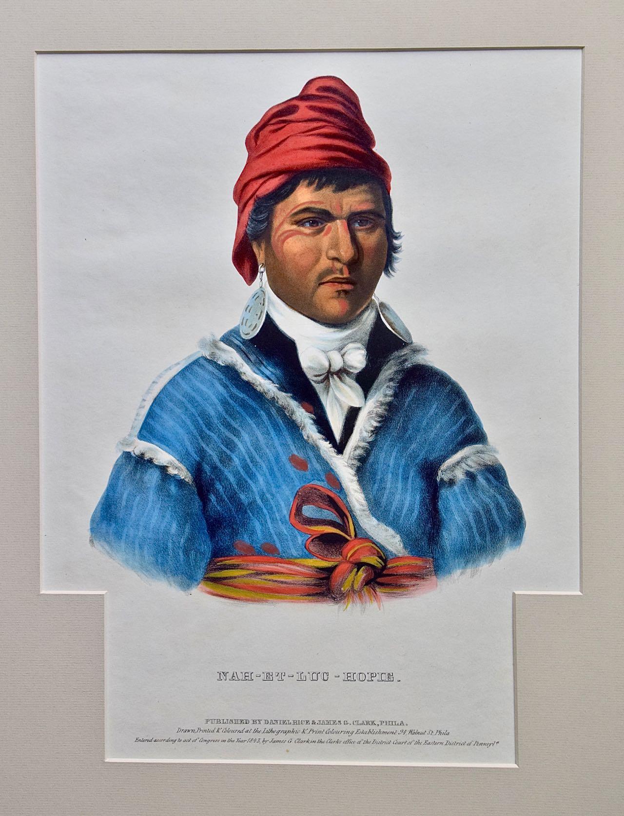 Lithographie originale de McKenney et Hall du XIXe siècle, coloriée à la main et de format folio, représentant un Amérindien intitulé "Nah-Et-Luc-Hopie", créée par Lehman et Duval d'après une peinture de Charles Bird King, tirée de l'"Histoire des