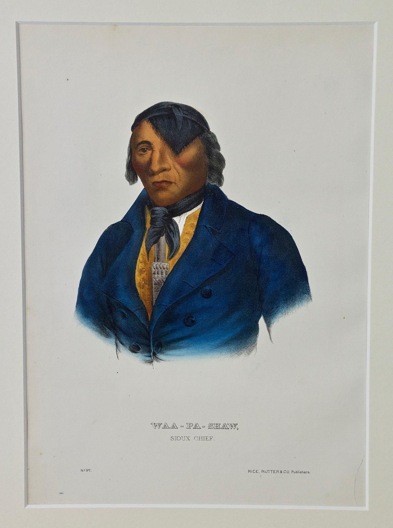Il s'agit d'une gravure originale du 19e siècle, coloriée à la main, de McKenney et Hall, représentant un Amérindien et intitulée "Waa-Pa-Shaw, Sioux Chief, No. 97", publiée par Rice, Rutter & Co. en 1865.

Cette gravure originale de McKenney et