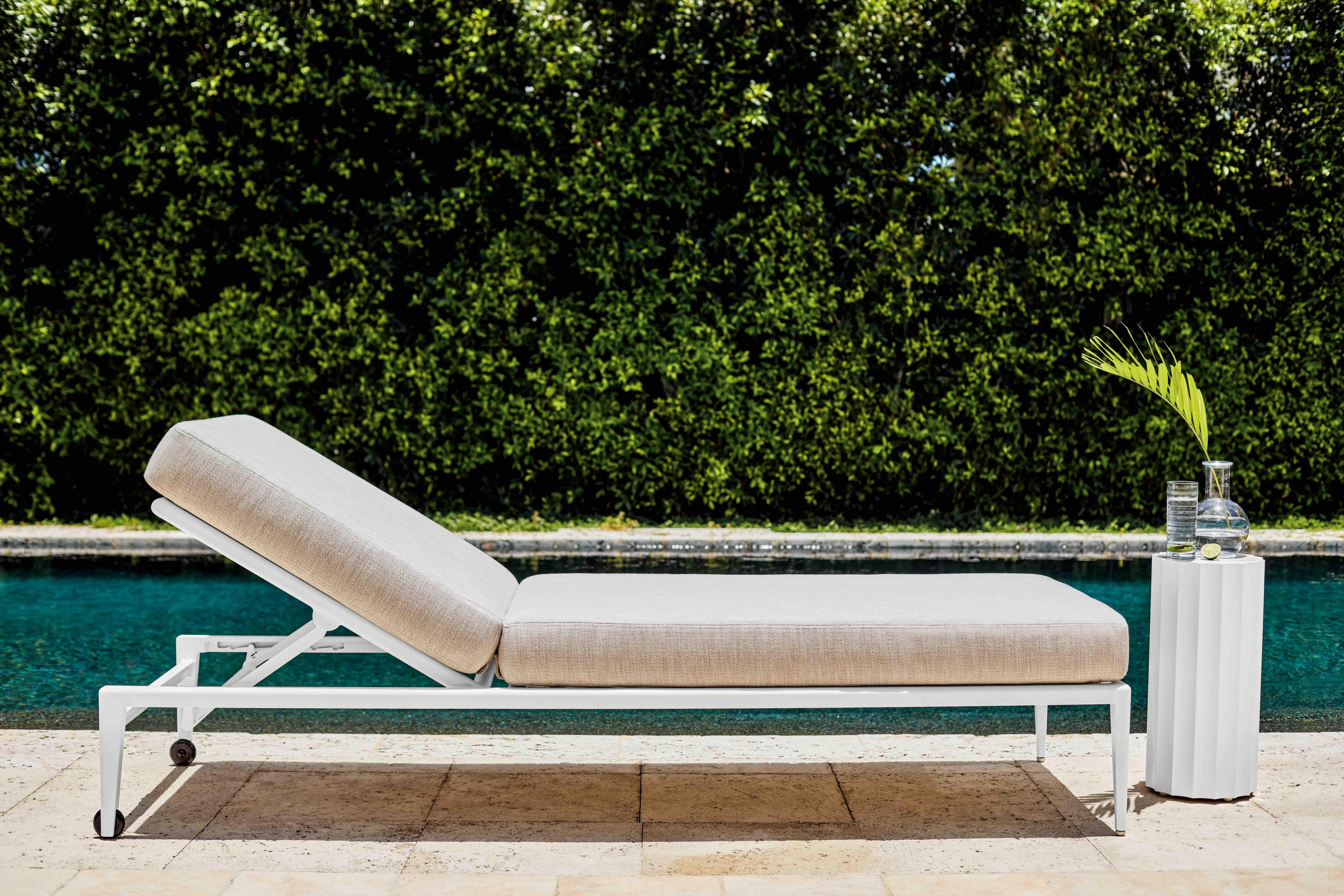 The deCamp Sun Chaise radiates glamour and a casual modernist vibe. The round lines, subtle turns, and transitions are details requiring exacting precision and the workshop’s highest level of hand finishing. The culmination of years of experience in