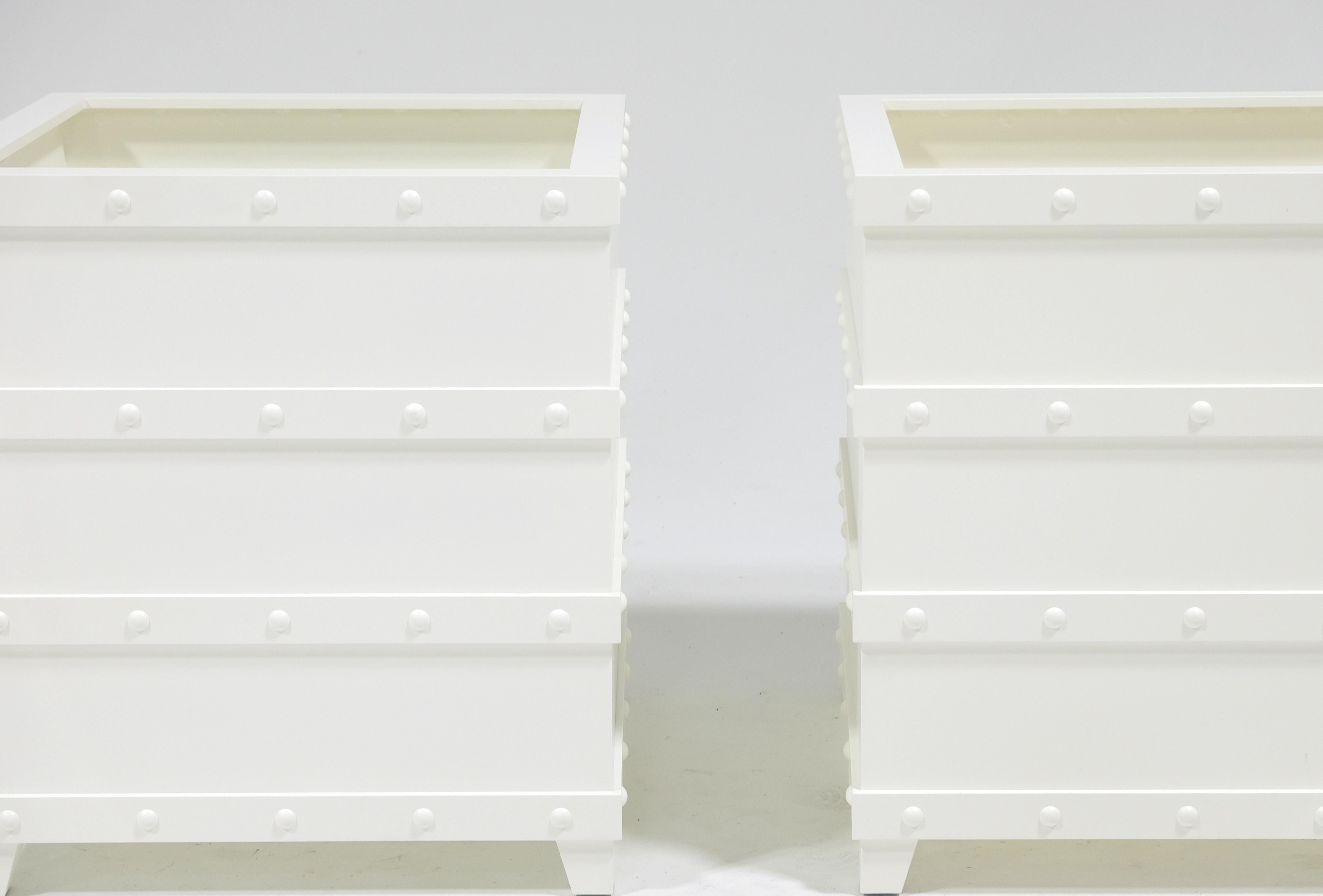 McKinnon and Harris pair of Inverlussa Palm boxes with Rivets in Classic white finish. Our signature Inverlussa banding is handcut, double mitered, drilled and rosette welded. With robust aluminum angles executed with precision by our master