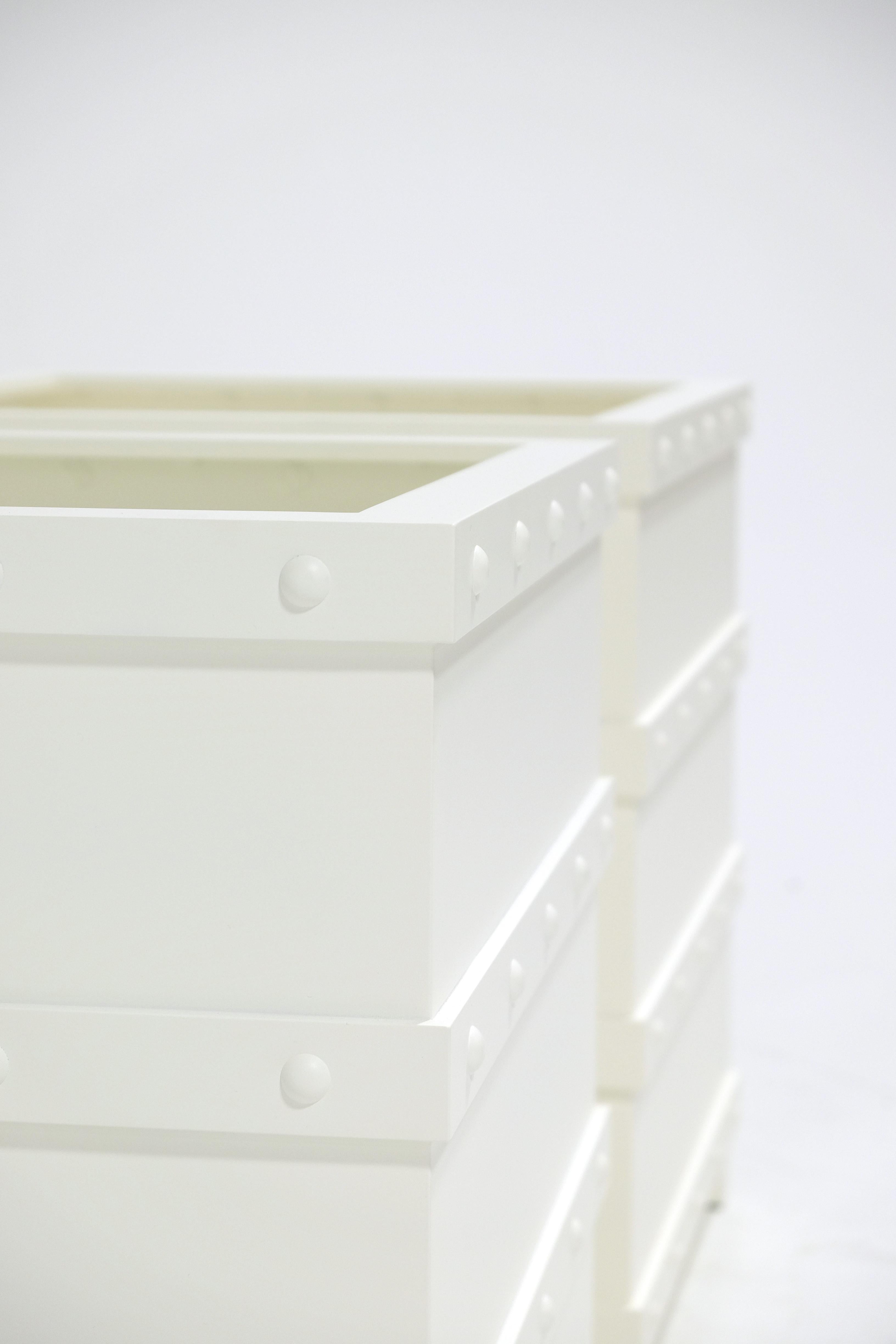 McKinnon and Harris Pair of Inverlussa Palm Boxes with Rivets in Classic White In Excellent Condition In  Richmond, VA