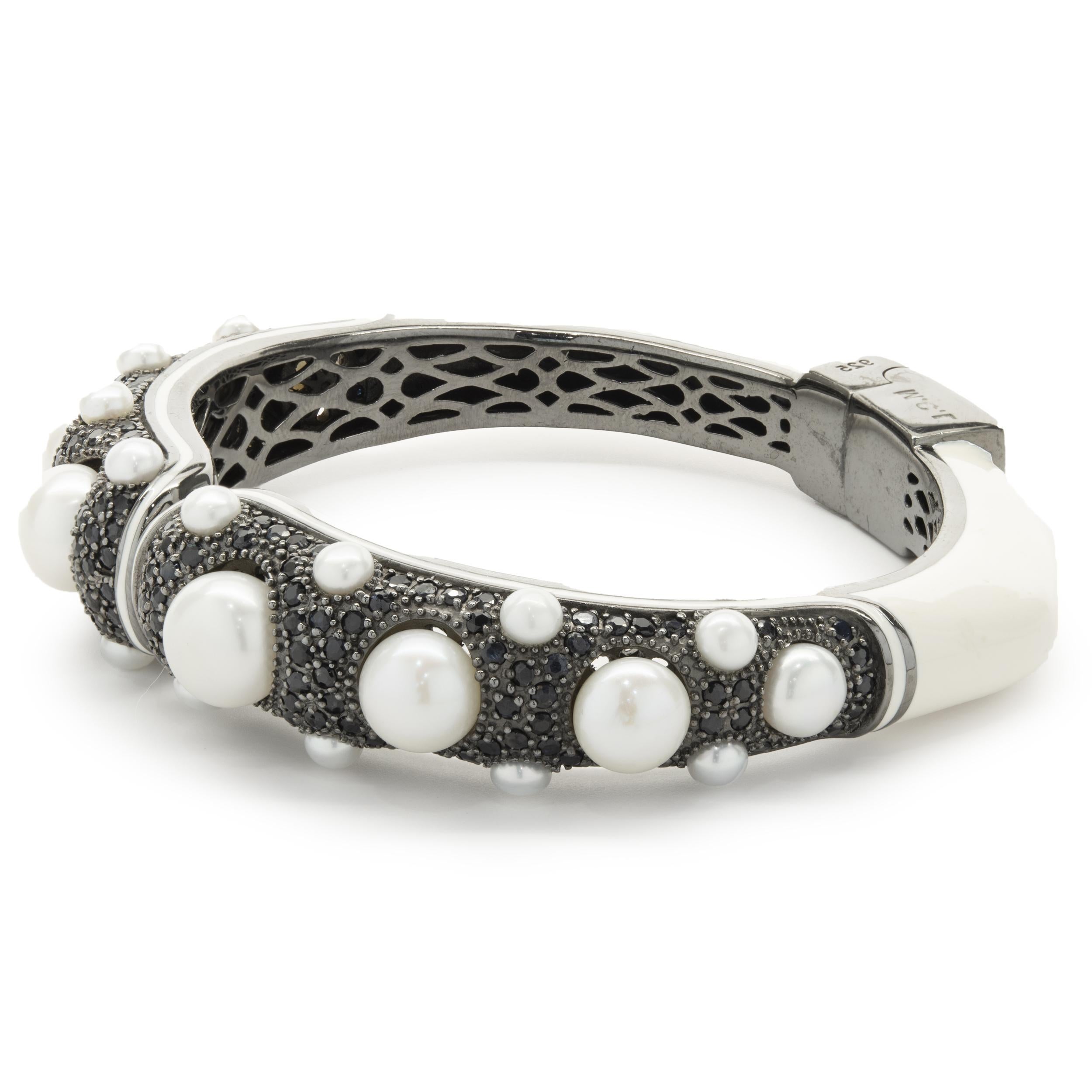 MCL Armreif aus Sterlingsilber mit weißer Emaille, Perle und schwarzem Spinell im Zustand „Hervorragend“ in Scottsdale, AZ