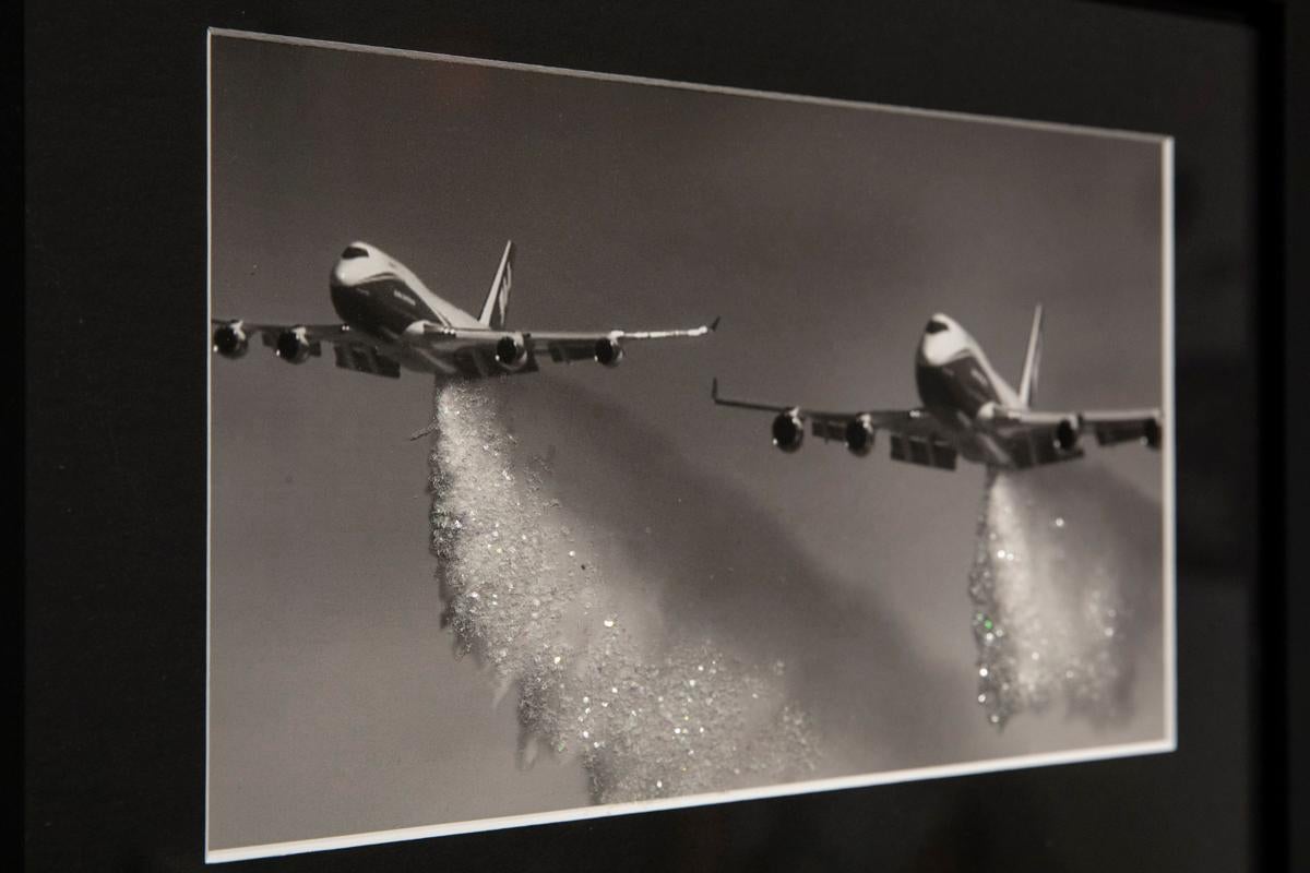QUADRO #80: Fotogramma originale dell'animazione di Fistfuls of Diamonds - Black and White Photograph Nero di McLean Fahnestock