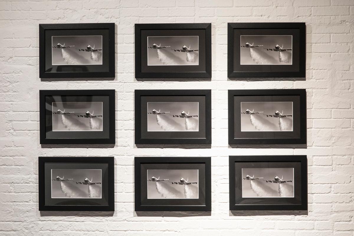 QUADRO #92: Fotogramma originale dell'animazione di Fistfuls of Diamonds - Black and White Photograph Nero di McLean Fahnestock