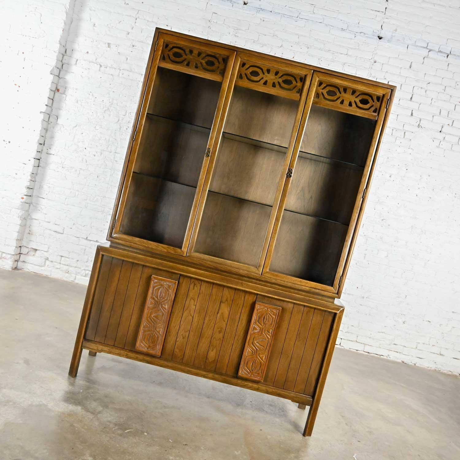 MCM 1 Piece Kroehler China Hutch Cabinet Glass Shelves Carved Handles im Angebot 2