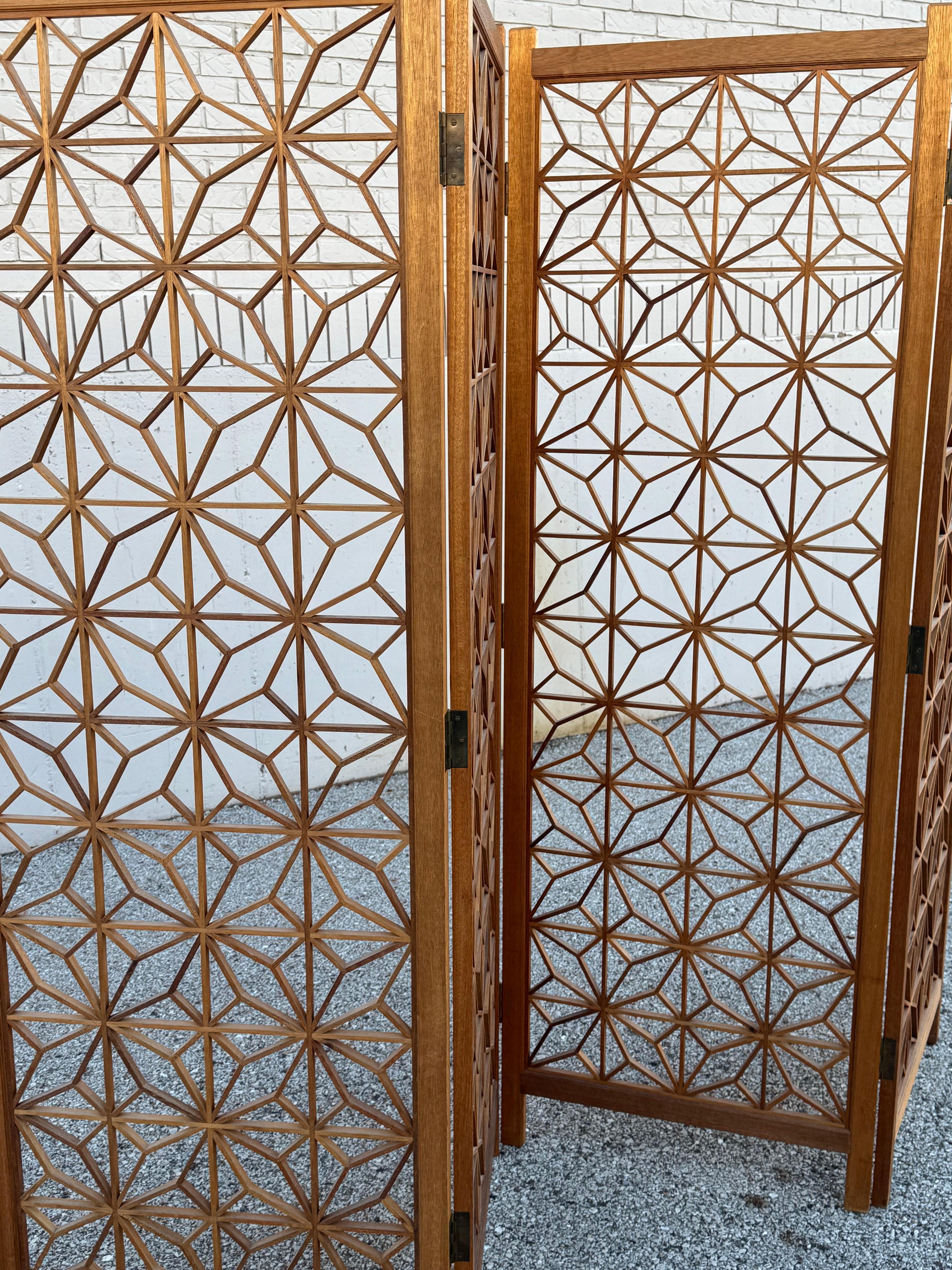 MCM 1960s Kumiko Sunflower Geometric Pattern 4 Panel Teak Screen - Room Divider (Séparateur de pièce) en vente 3