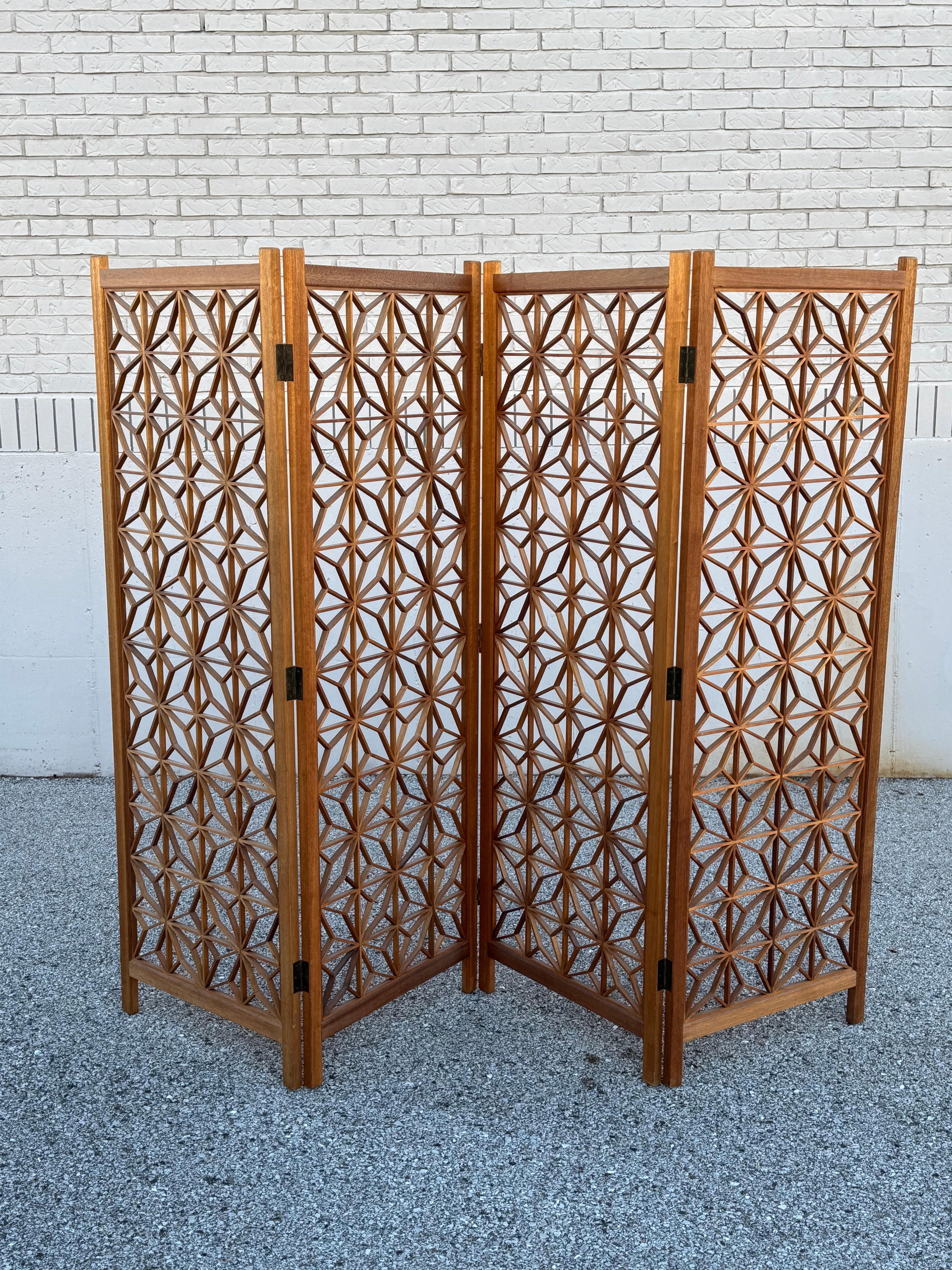 Mid-Century Modern MCM 1960s Kumiko Sunflower Geometric Pattern 4 Panel Teak Screen - Room Divider (Séparateur de pièce) en vente