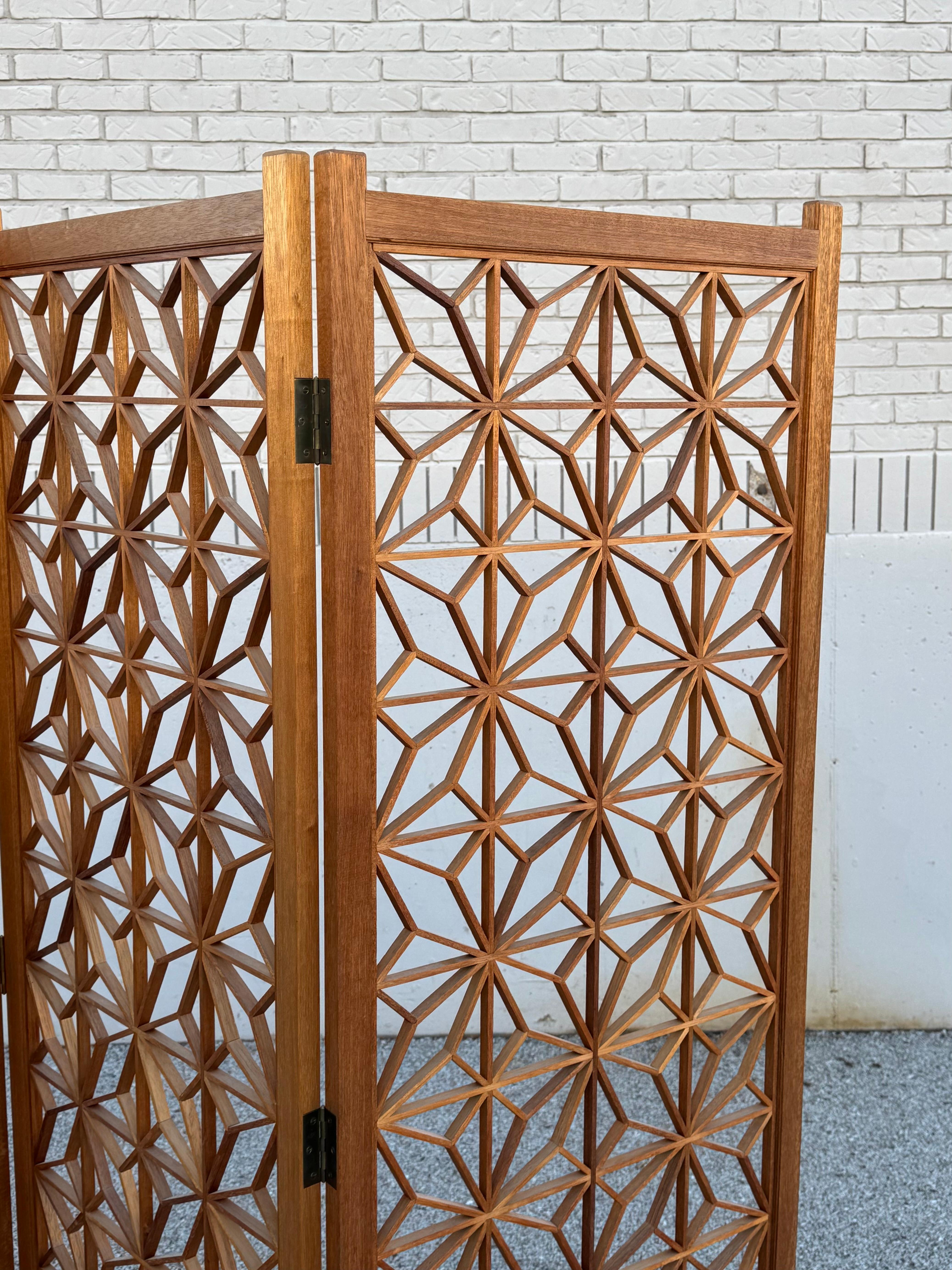 Japonais MCM 1960s Kumiko Sunflower Geometric Pattern 4 Panel Teak Screen - Room Divider (Séparateur de pièce) en vente