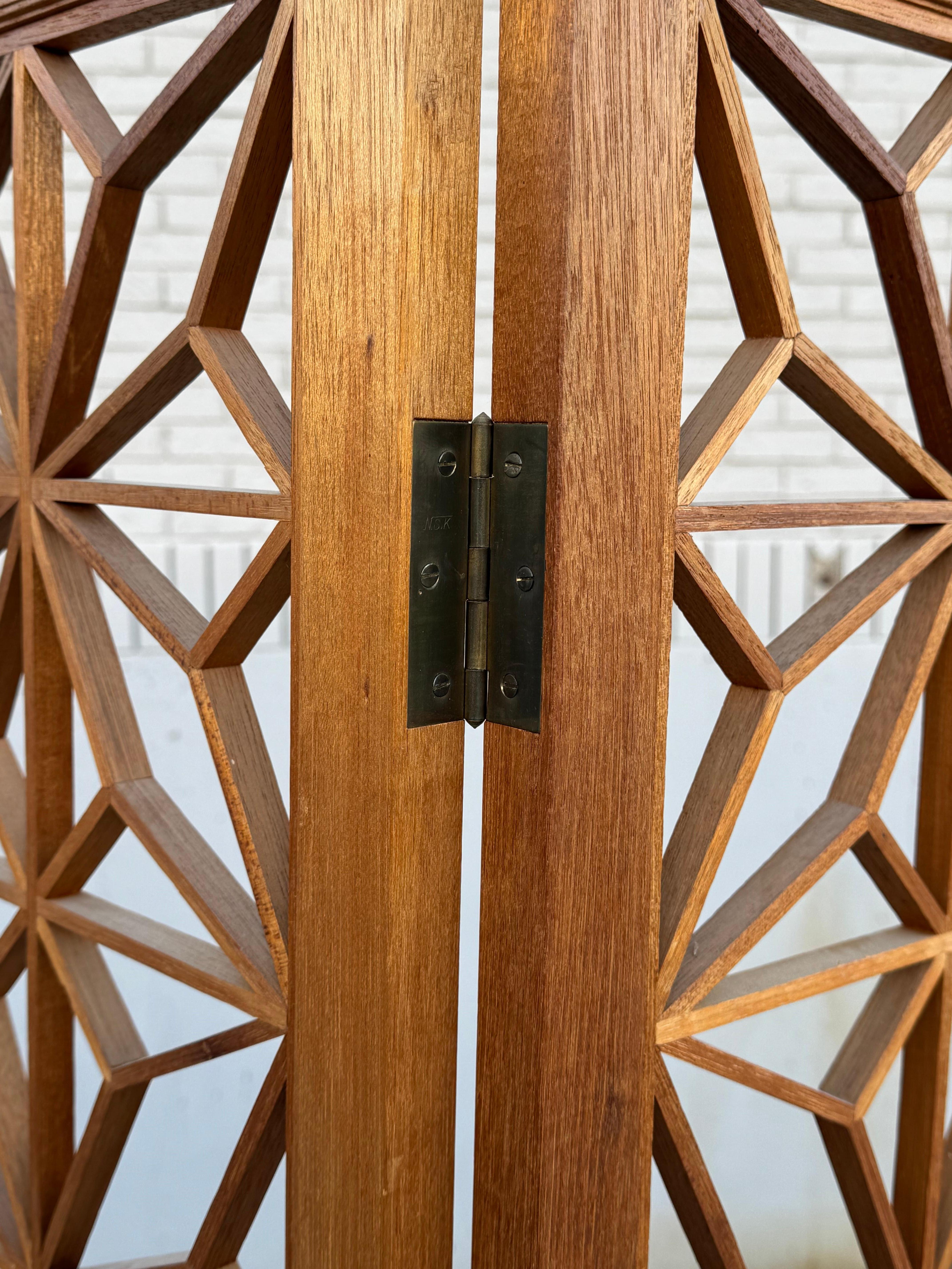 MCM 1960s Kumiko Sunflower Geometric Pattern 4 Panel Teak Screen - Room Divider (Séparateur de pièce) Bon état - En vente à St. Louis, MO