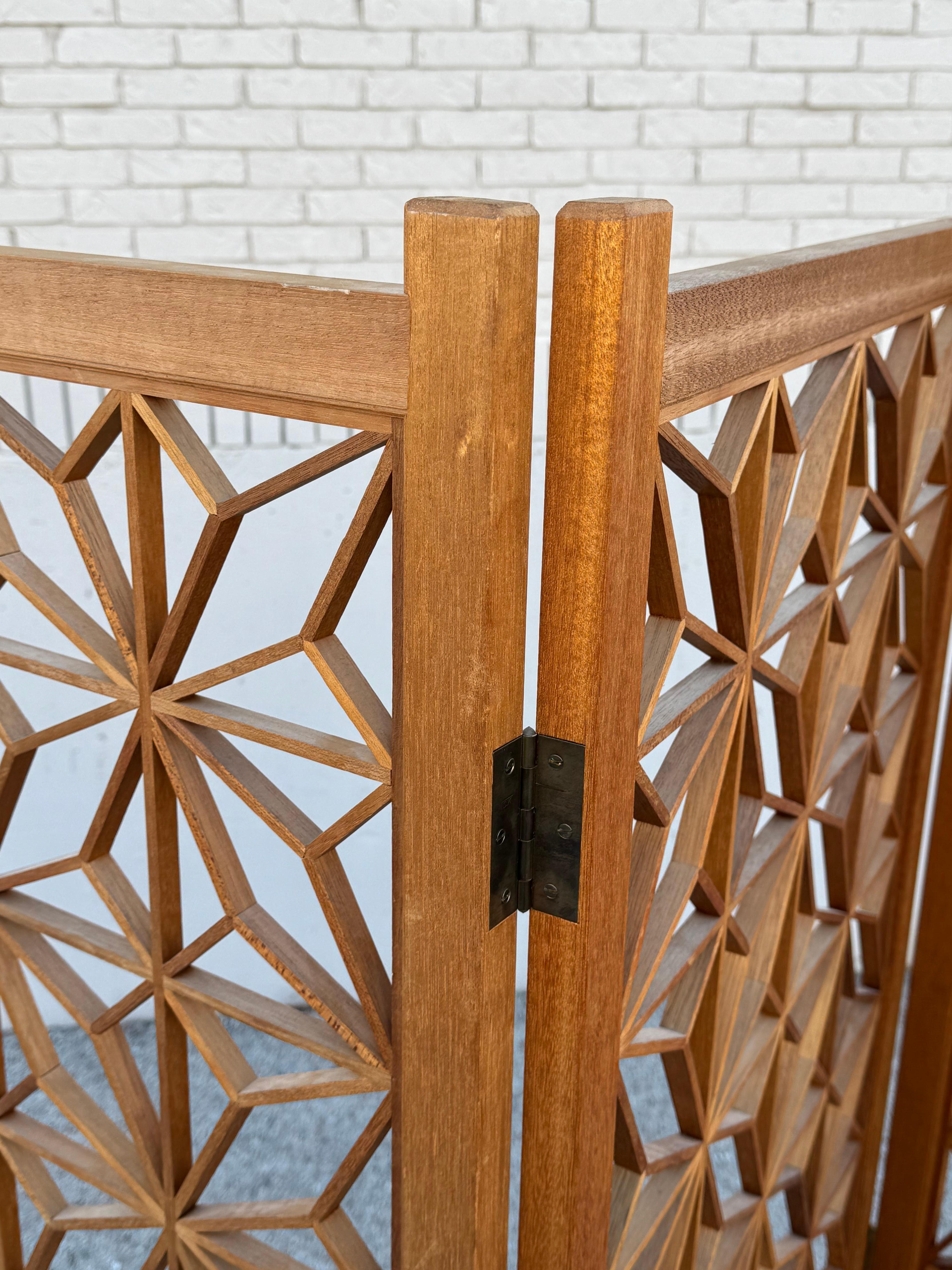 Milieu du XXe siècle MCM 1960s Kumiko Sunflower Geometric Pattern 4 Panel Teak Screen - Room Divider (Séparateur de pièce) en vente