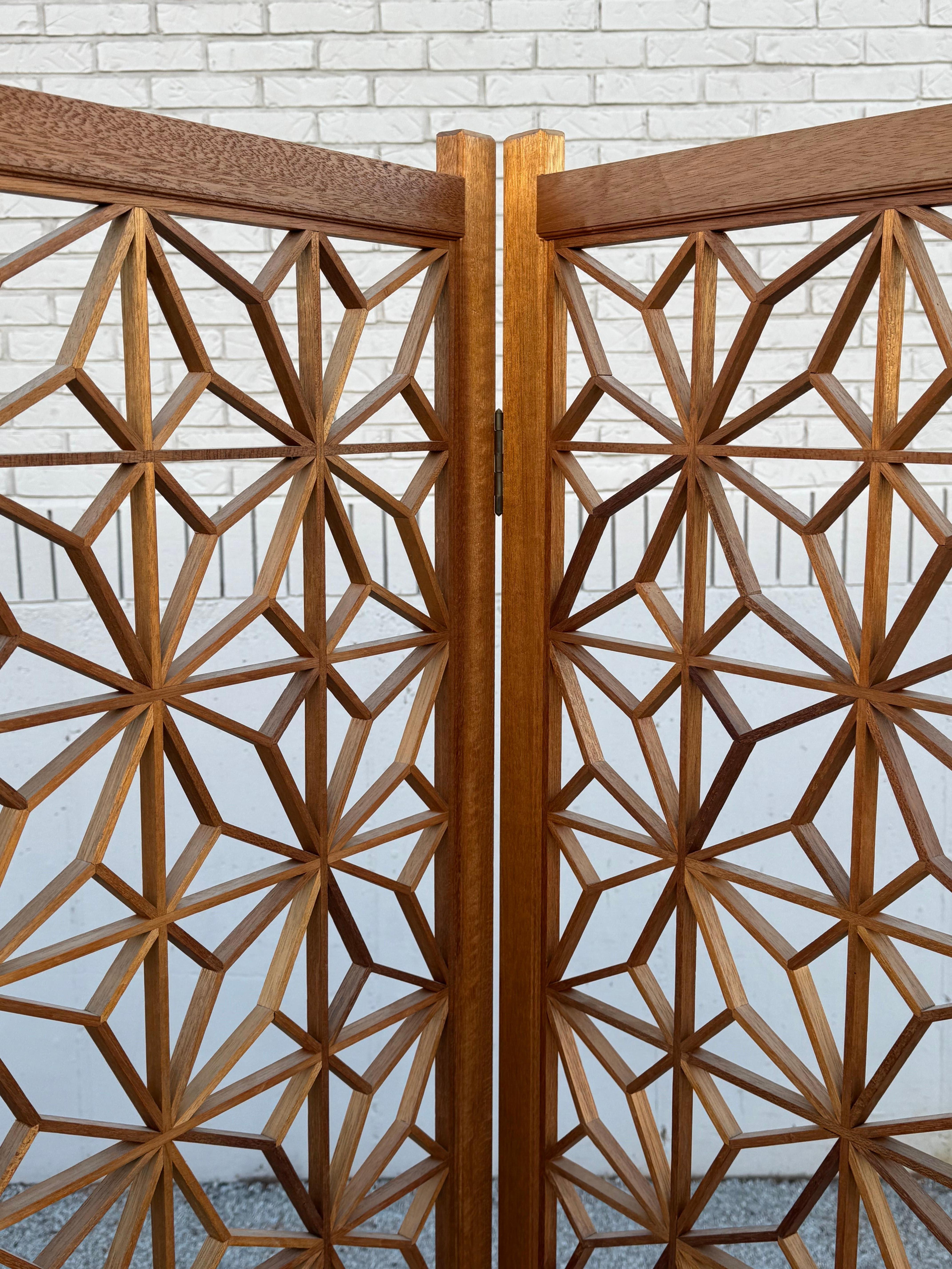 Teck MCM 1960s Kumiko Sunflower Geometric Pattern 4 Panel Teak Screen - Room Divider (Séparateur de pièce) en vente