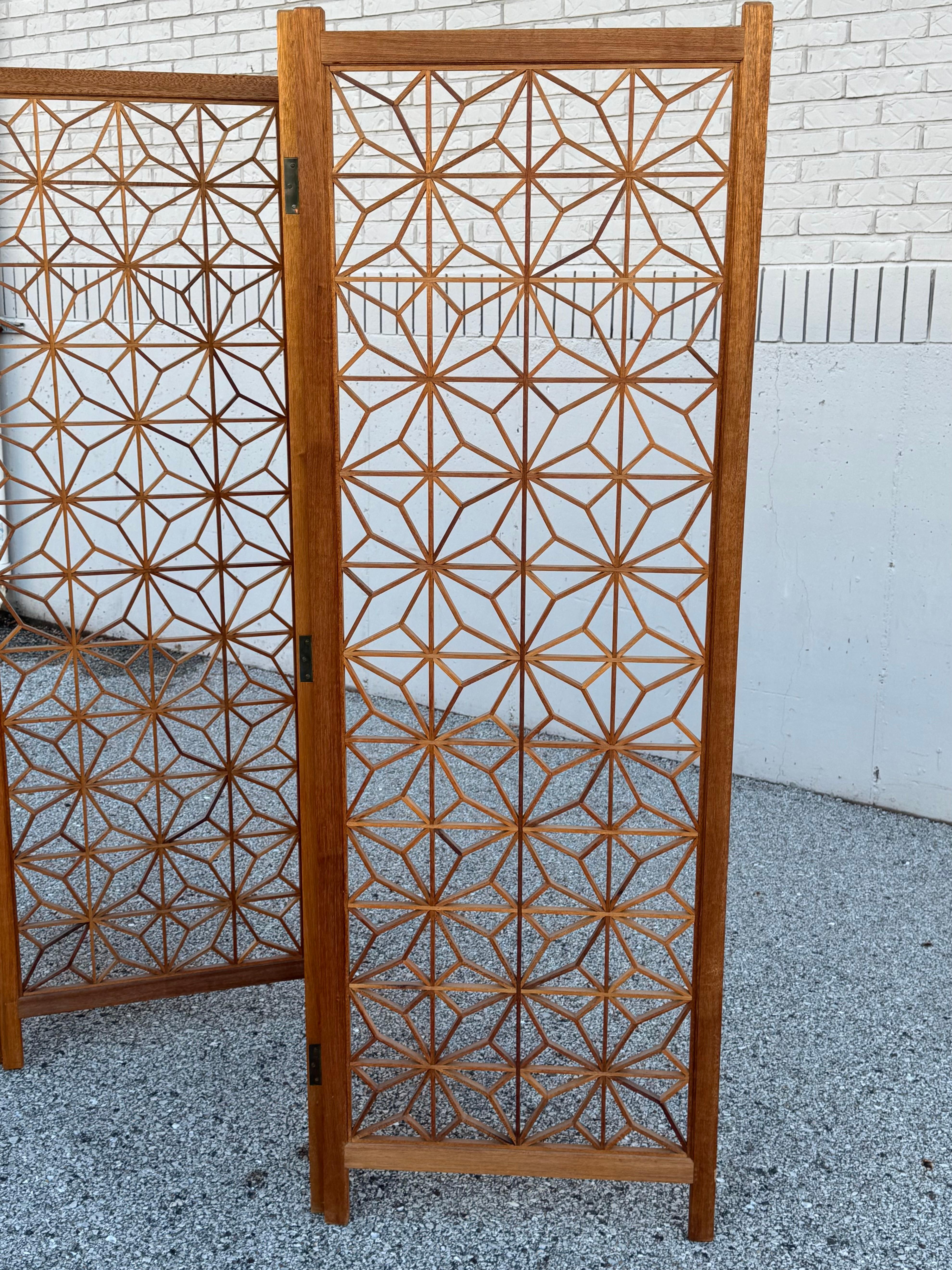 MCM 1960s Kumiko Sunflower Geometric Pattern 4 Panel Teak Screen - Room Divider (Séparateur de pièce) en vente 1