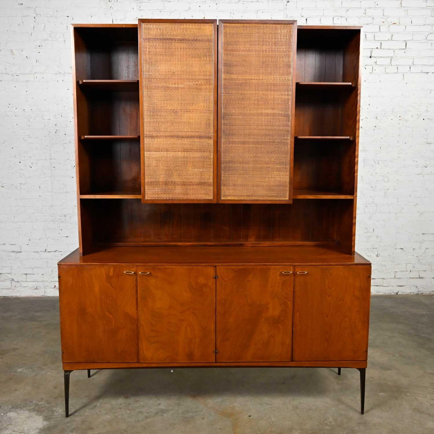 MCM 2-Piece China Hutch Cabinet Buffet by Heywood Wakefield Contessa Collection In Good Condition For Sale In Topeka, KS
