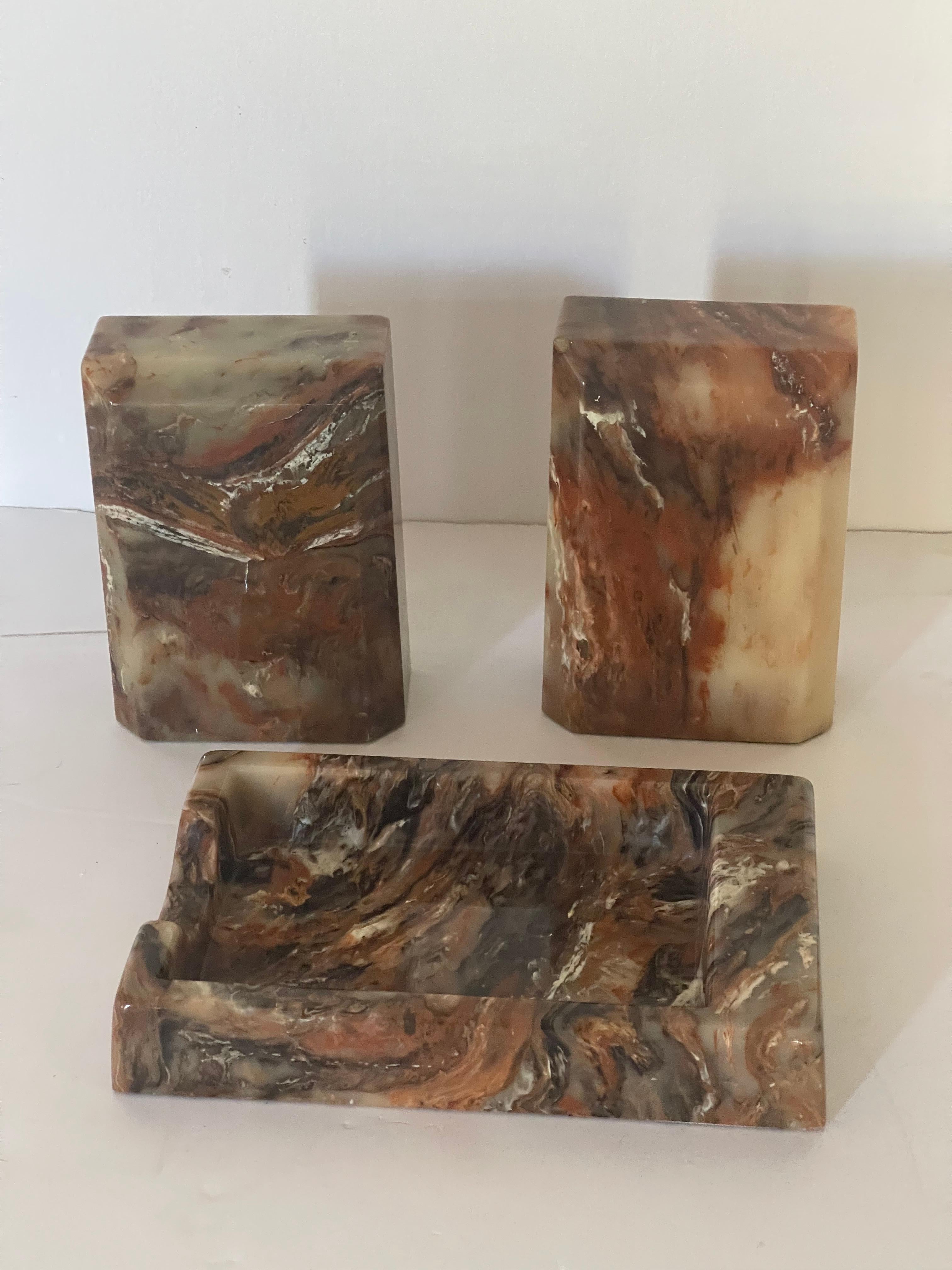 Bella coppia di reggilibri e un vassoio abbinato, tutti in stile metà secolo moderno.  finto marmo. Design, bachelite.