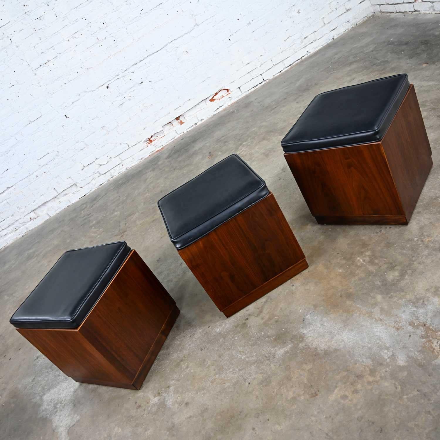 Mid-Century Modern 3 tabourets cubiques MCM en noyer avec dessus rembourré noir Jack Cartwright pour Founders en vente