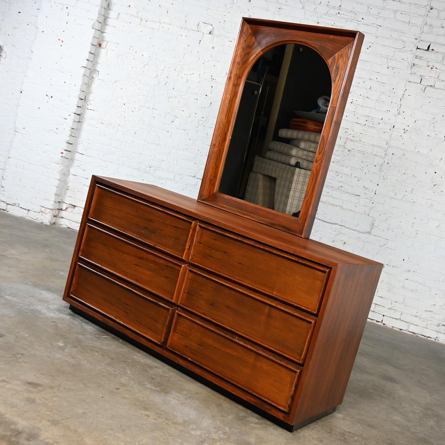 Fabulous vintage Mid Century Modern 6 drawer dresser with framed arch mirror by Dillingham Manufacturing Company. Comprised of a walnut case rustic pecky cypress drawers, and a recessed black painted plinth/floating base. Beautiful condition,