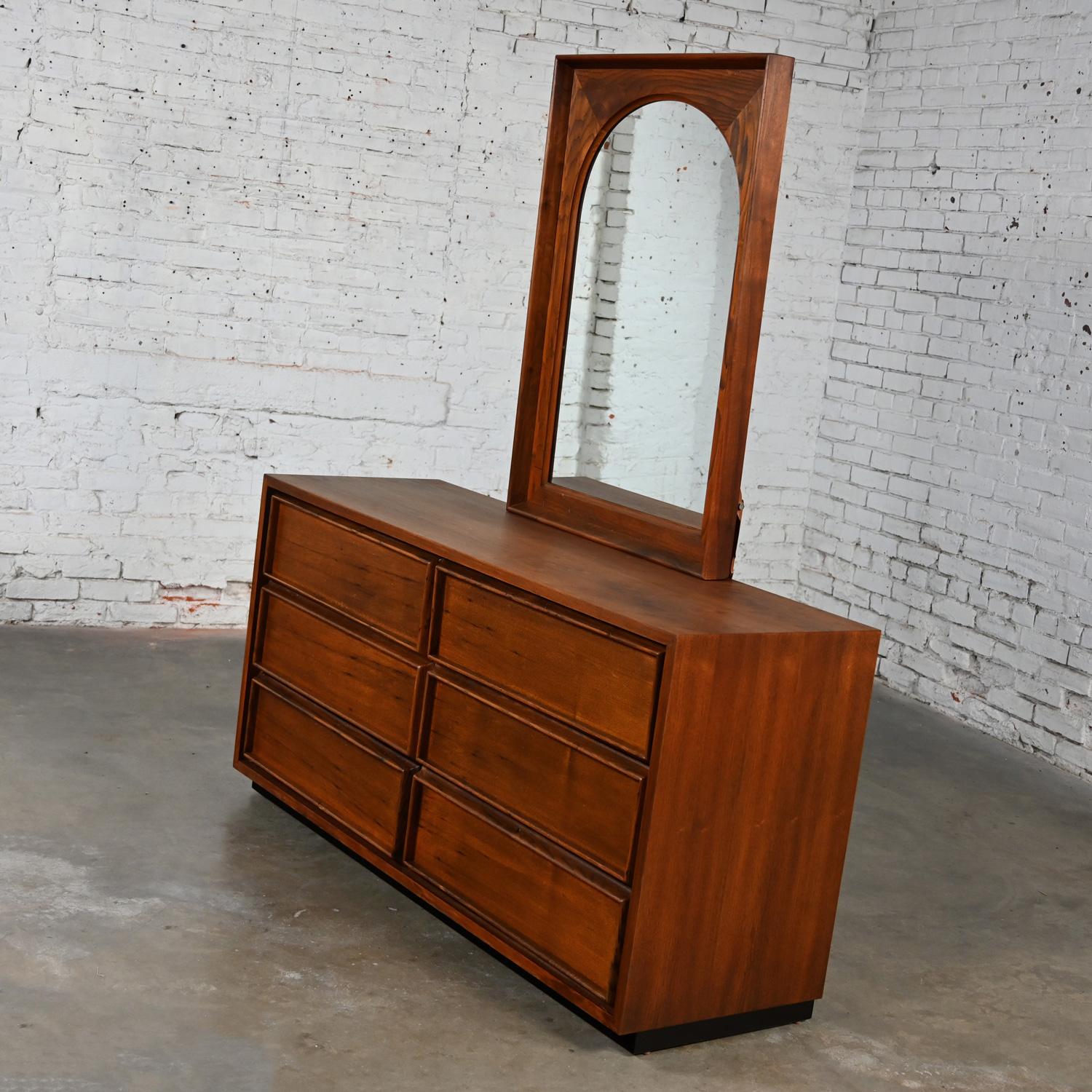 American MCM 6 Drawer Dresser Framed Arch Mirror by Dillingham Walnut & Pecky Cypress For Sale
