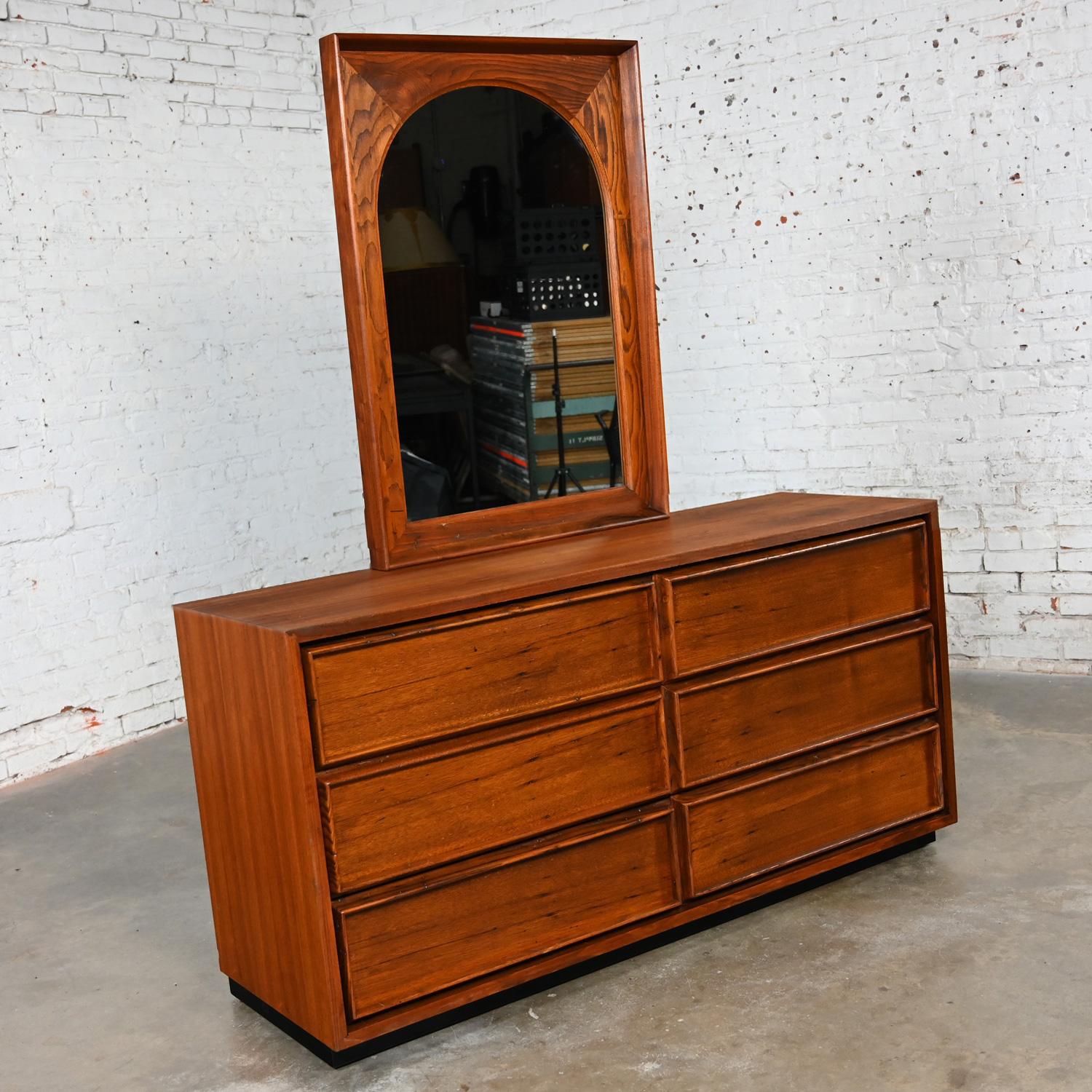 MCM 6 Drawer Dresser Framed Arch Mirror by Dillingham Walnut & Pecky Cypress In Good Condition For Sale In Topeka, KS
