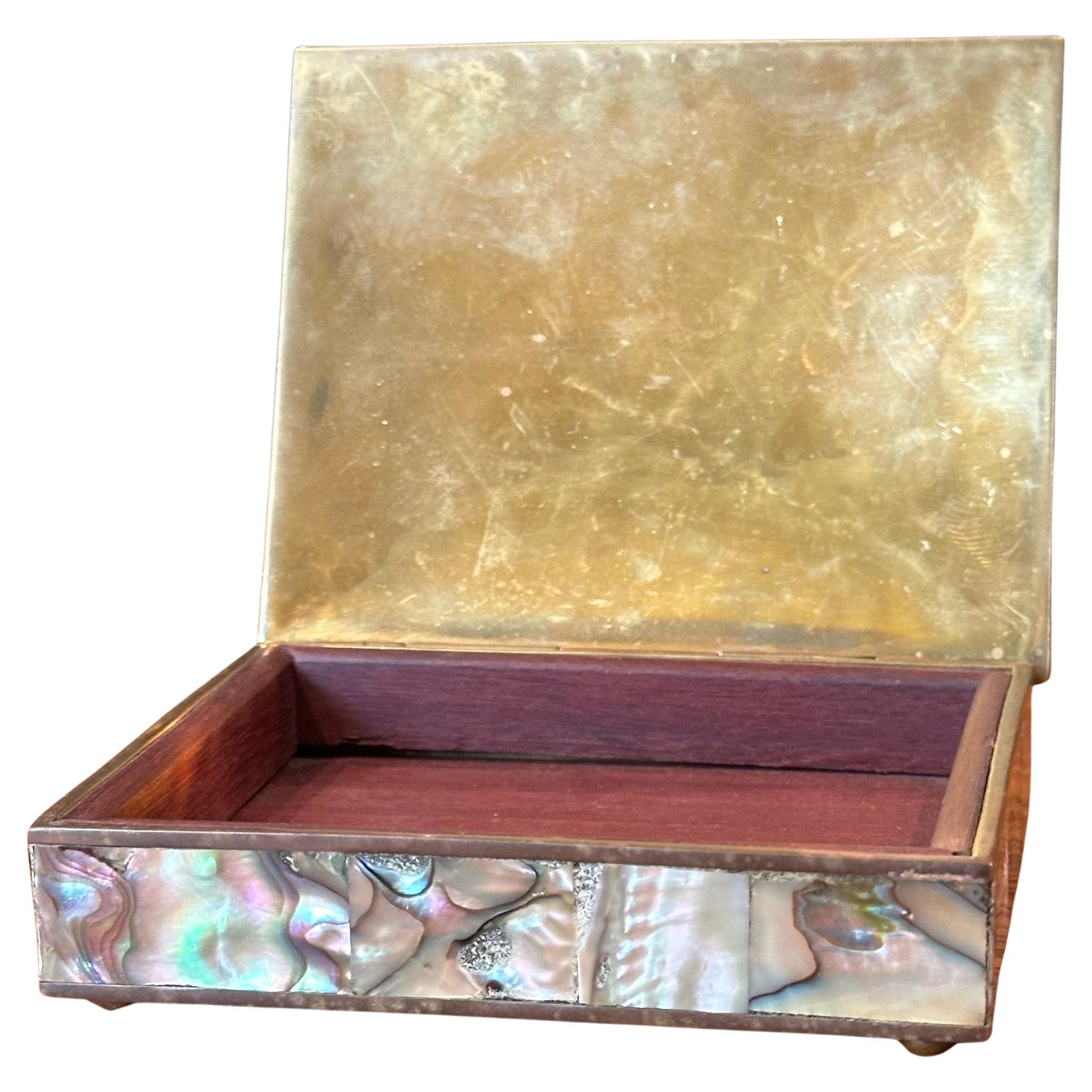 MCM Abalone Shell and Brass Lidded Trinket Box in the Style of Los Castillios In Good Condition For Sale In San Diego, CA