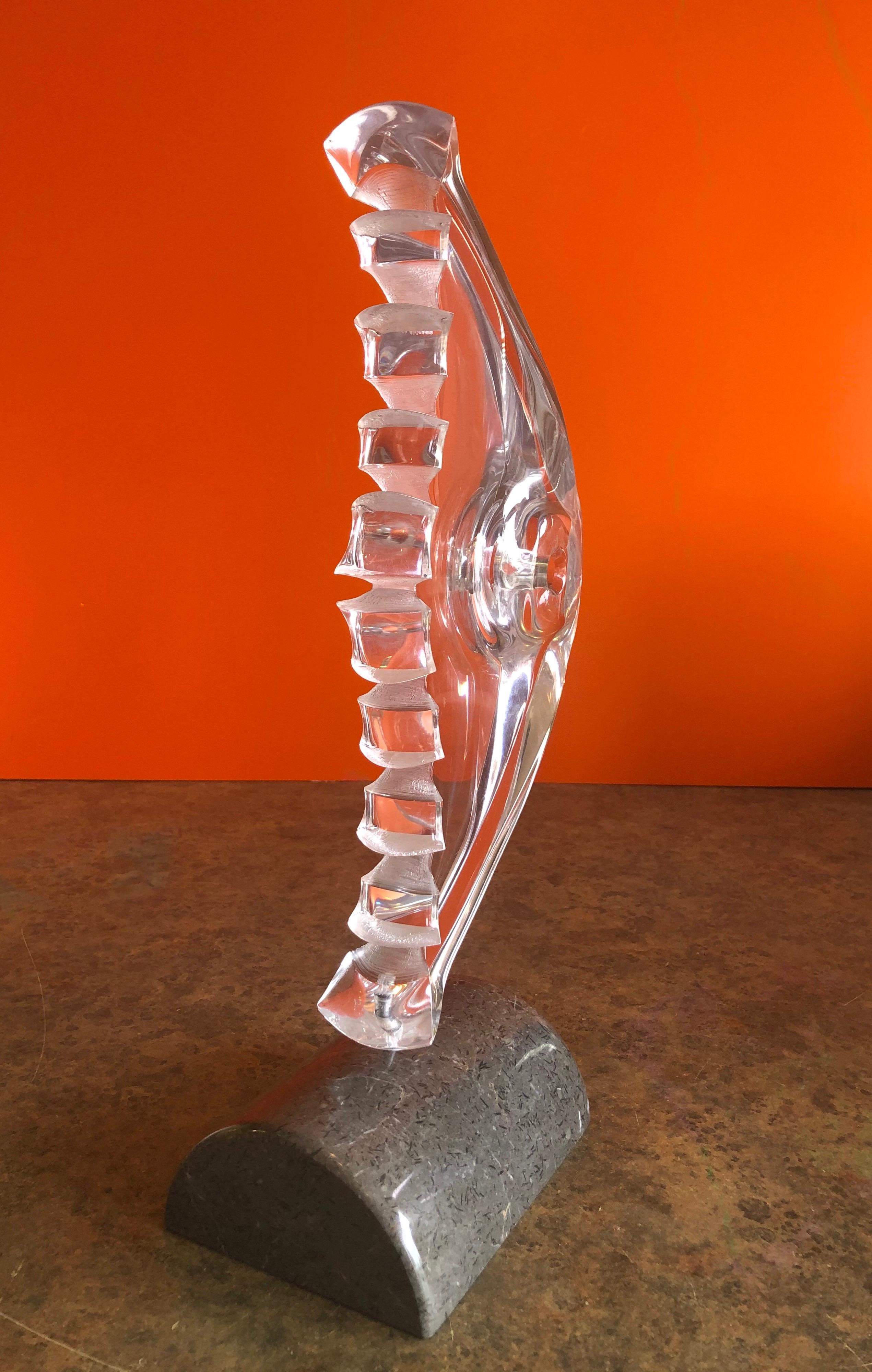 Sculpture de poisson en acrylique MCM sur socle en marbre, Astrolite / Ritts Co. Bon état - En vente à San Diego, CA