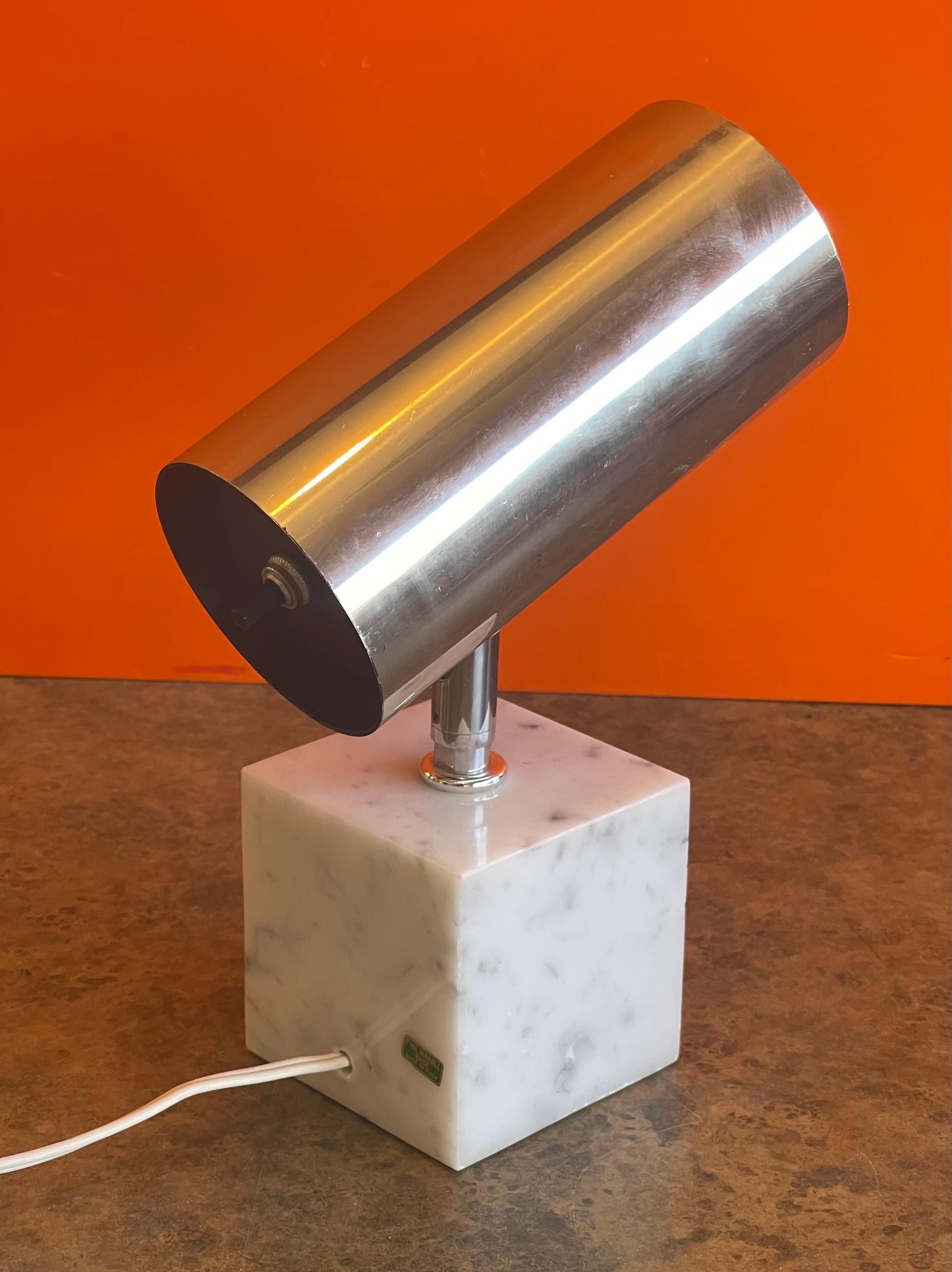 Lampe de bureau réglable MCM en chrome sur marbre par Neal Small pour Koch & Lowy Bon état - En vente à San Diego, CA