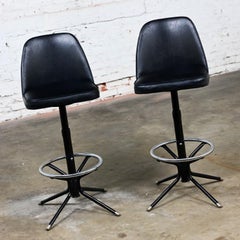 Verstellbare, drehbare MCM-Barhocker aus schwarzem Vinyl, Chrom, Chrom und schwarz lackiertem Stahl, Paar