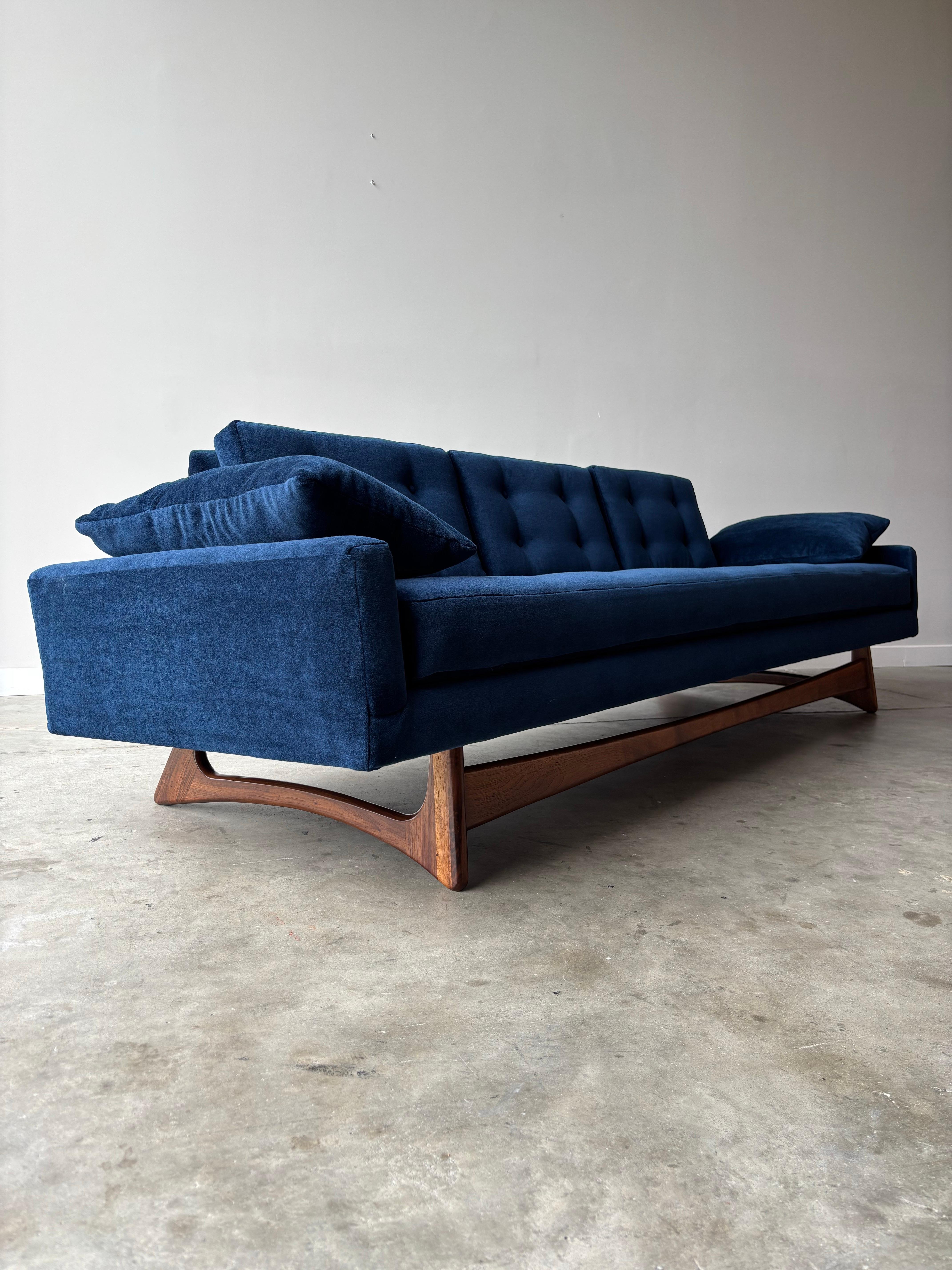 
Ce superbe canapé gondole d'Adrian Pearsall représente l'apogée du design moderne américain du milieu du siècle, mettant en valeur le mélange de formes sculpturales et de confort luxueux propre à ce designer visionnaire. Mesurant une longueur