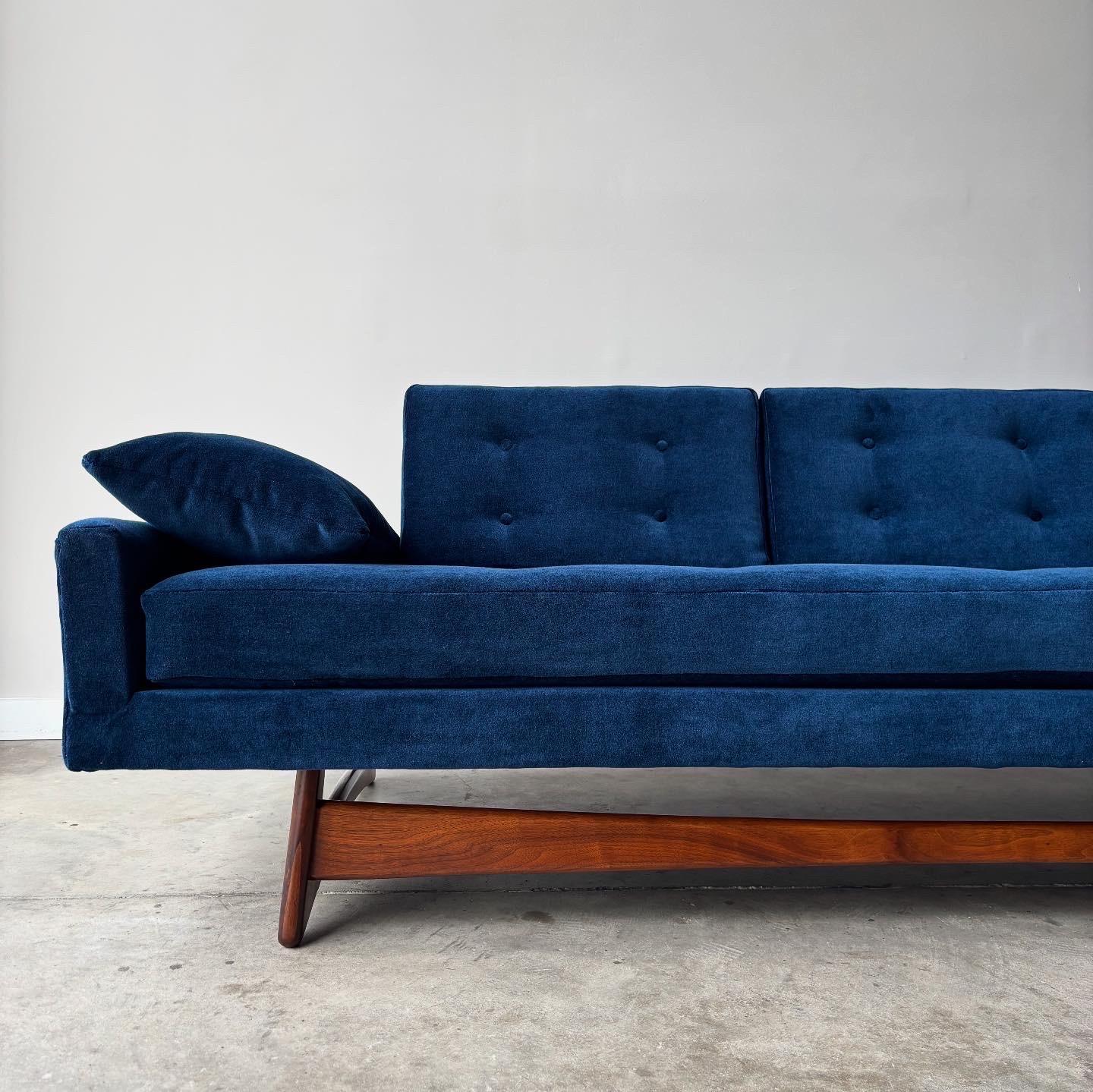 Mid-Century Modern Canapé Adrian Pearsall de MCM, tissu mohair neuf en vente