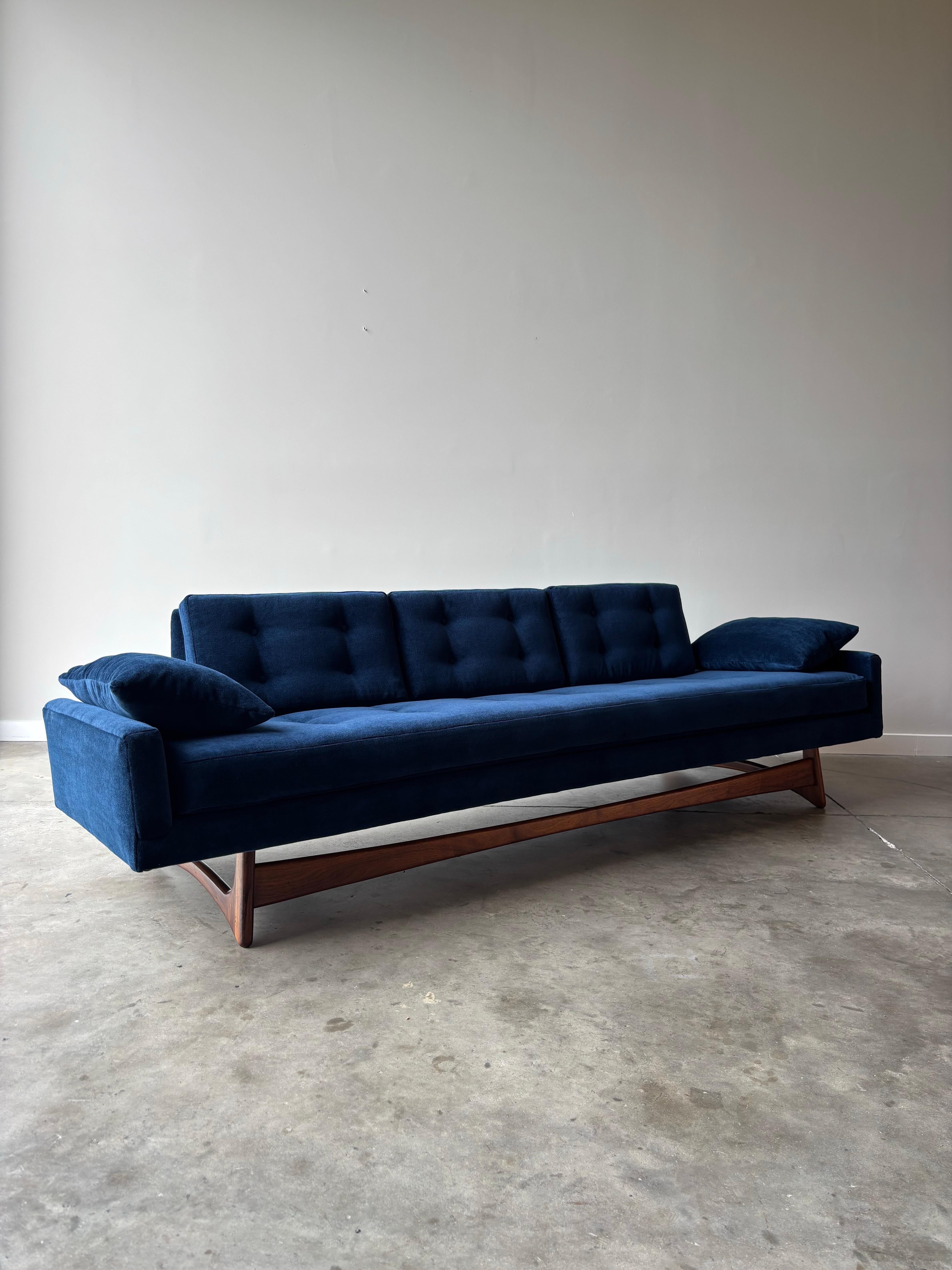 20ième siècle Canapé Adrian Pearsall de MCM, tissu mohair neuf en vente