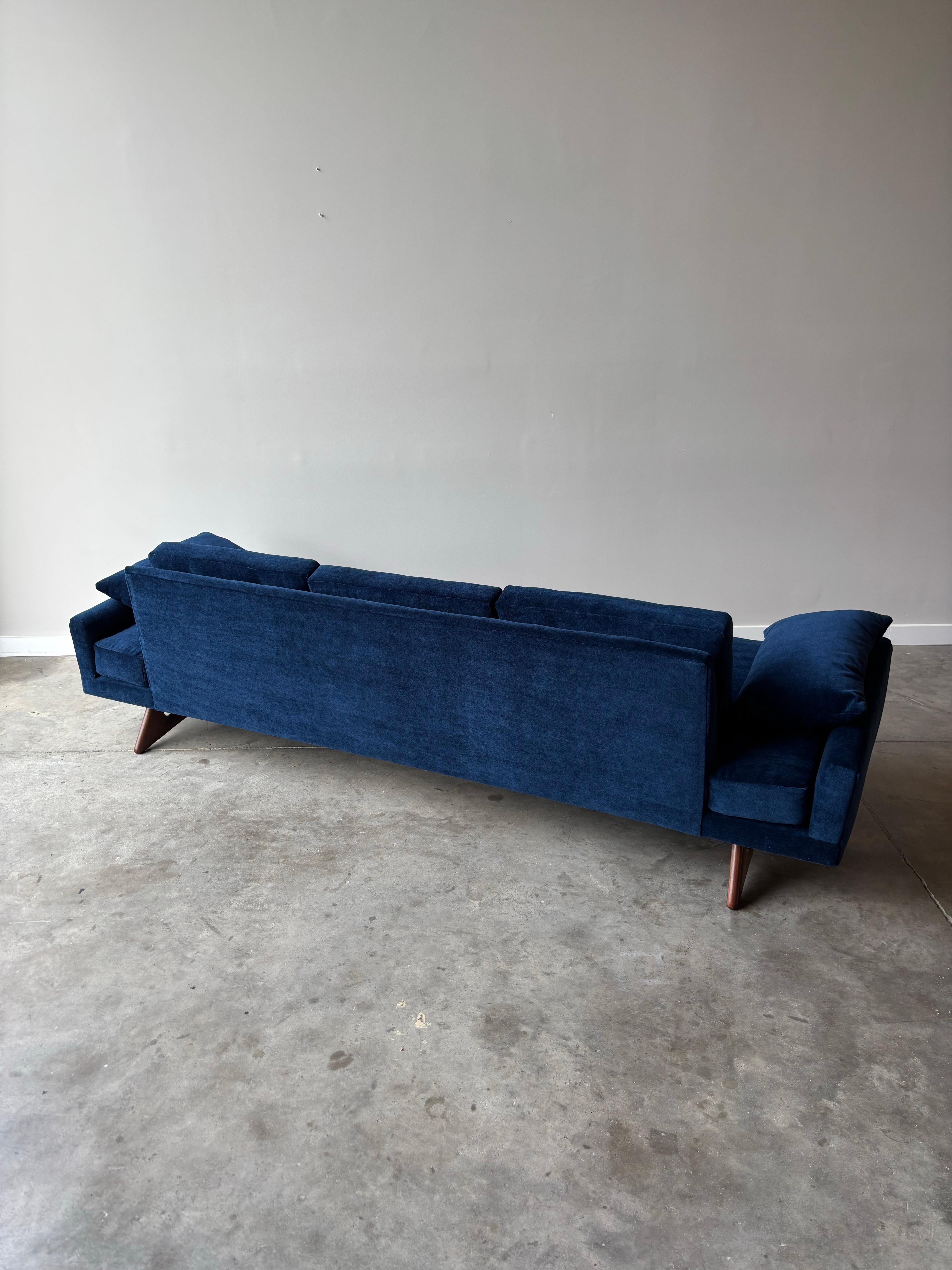 Canapé Adrian Pearsall de MCM, tissu mohair neuf en vente 1