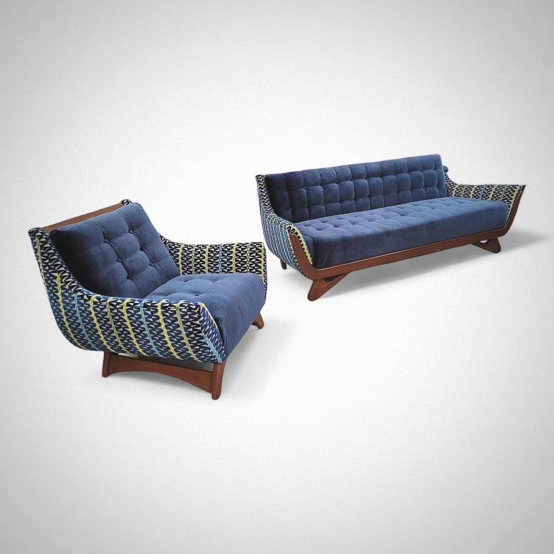 Vintage Mid Century Modern Adrian Pearsall Style Gondola Sofa & Club Chair Set Neu gepolstert in einem Retro-Knoll-Turm gemusterten Chenille mit einem italienischen Plüsch Deep Blue Mohair

Atemberaubend schönes, hochwertiges Gondel-Sofa mit