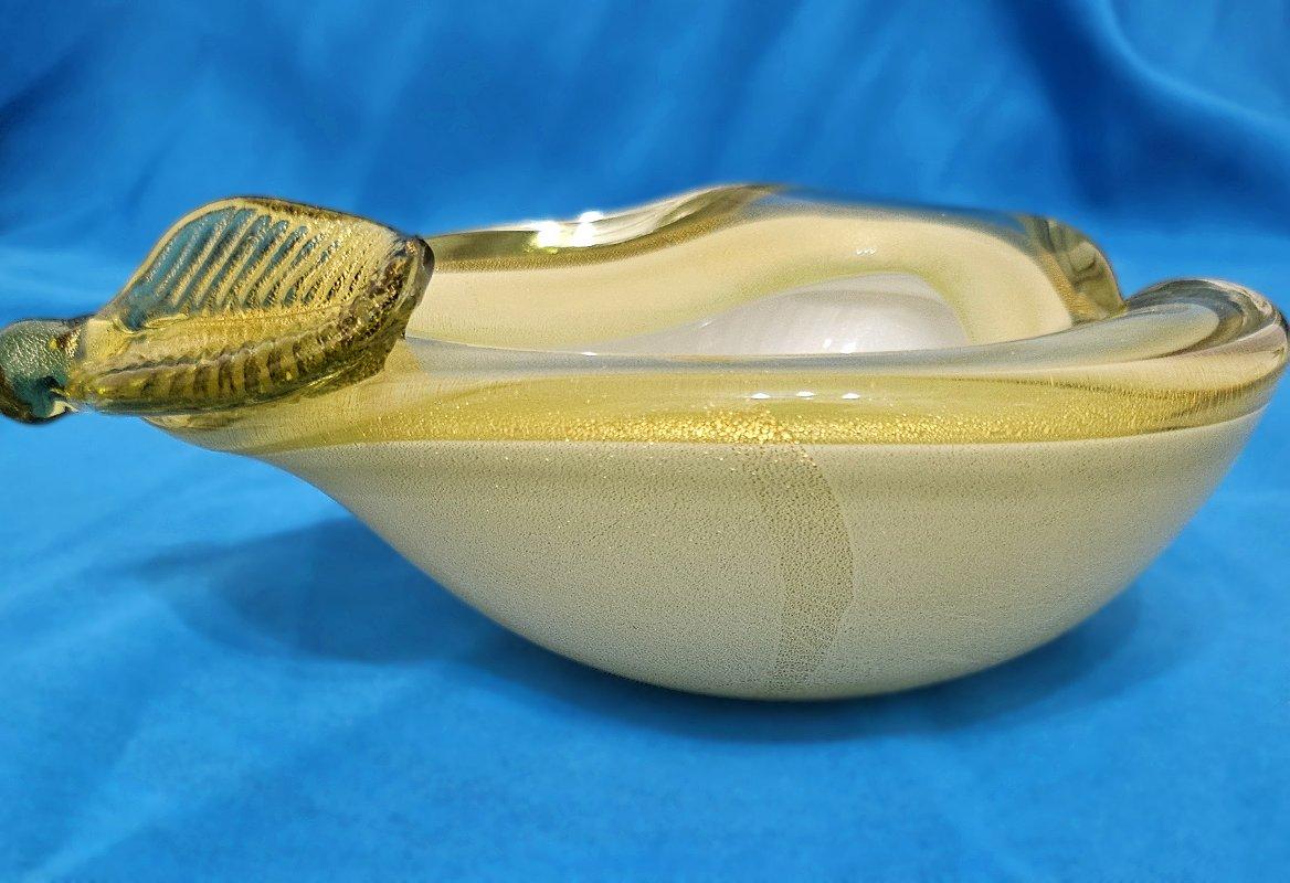 Alfredo Barbini Cuenco de pera escultórico de cristal de Murano con pan de oro.  VENTA DE CIERRE
***AVISO: NUESTRA TIENDA 1ST DIBS CIERRA A FINALES DE MAYO***
Este icónico vidrio artístico funcional de Murano de mediados del siglo XX, obra de