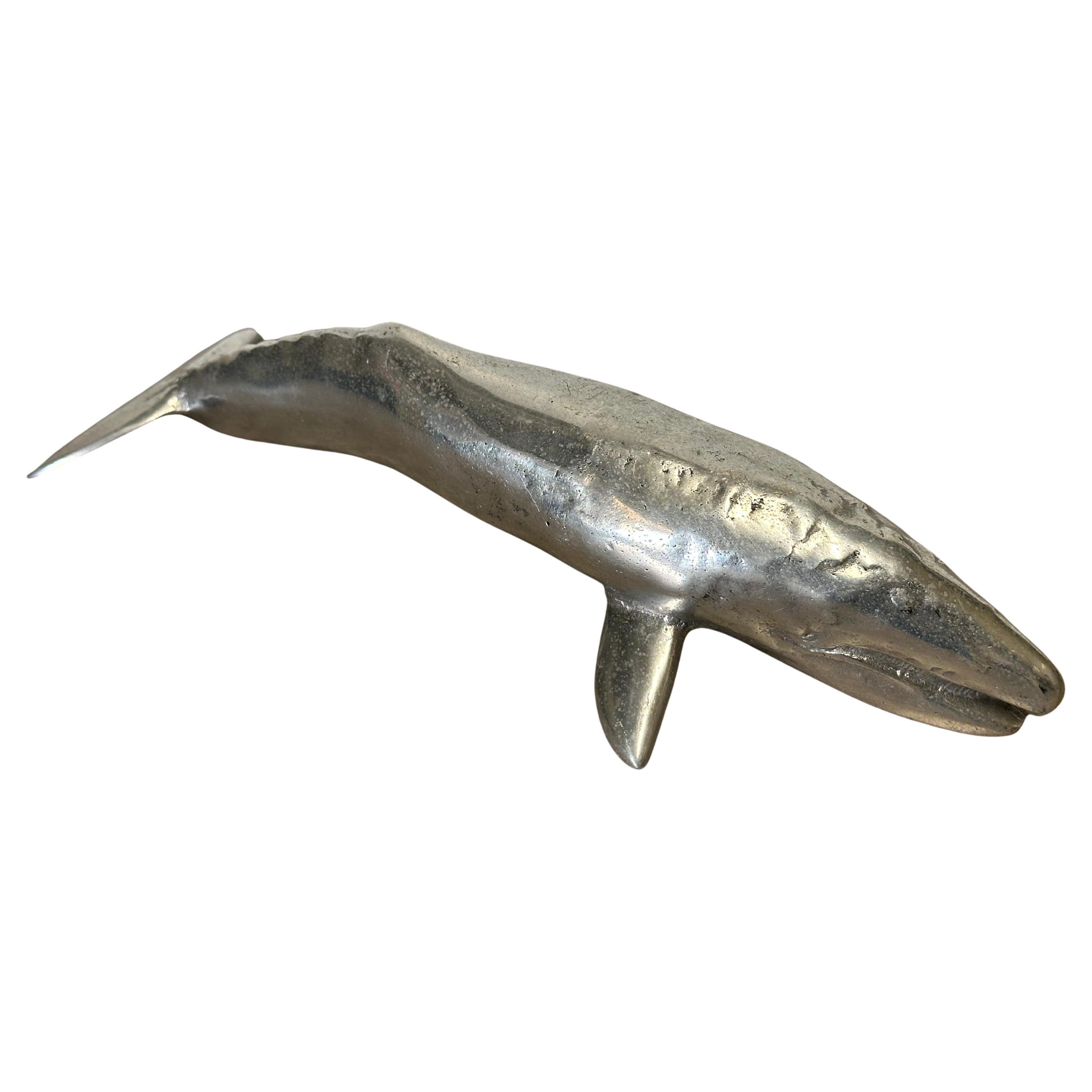 Escultura / Pisapapeles de aluminio de ballena MCM. Una escultura / pisapapeles de aluminio MCM realmente chula, de alrededor de los años 60. La ballena está en buen estado vintage y mide 12