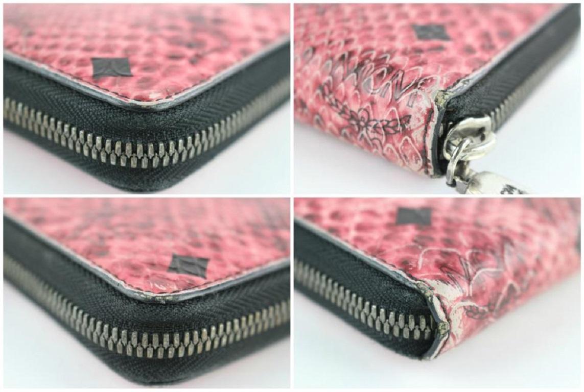 MCM Armour Visetos Monogram Nieten-Brieftasche mit Python-Druck und Reißverschluss 231939 Rosa  im Angebot 1