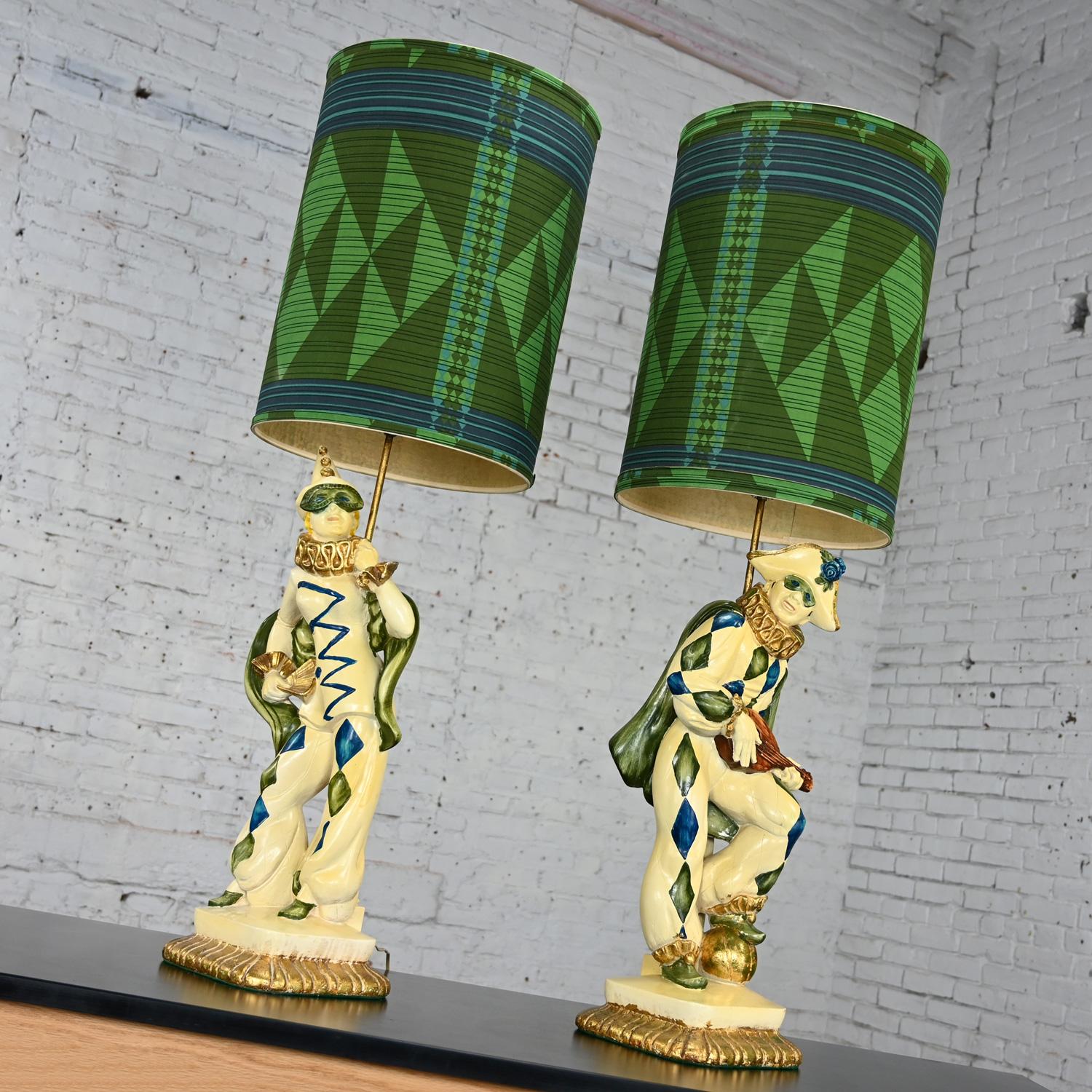 Mid-Century Modern MCM Art Deco Figural Jester Harlequin Lampes de table Style Marbro Paire Bleu & Greene en vente