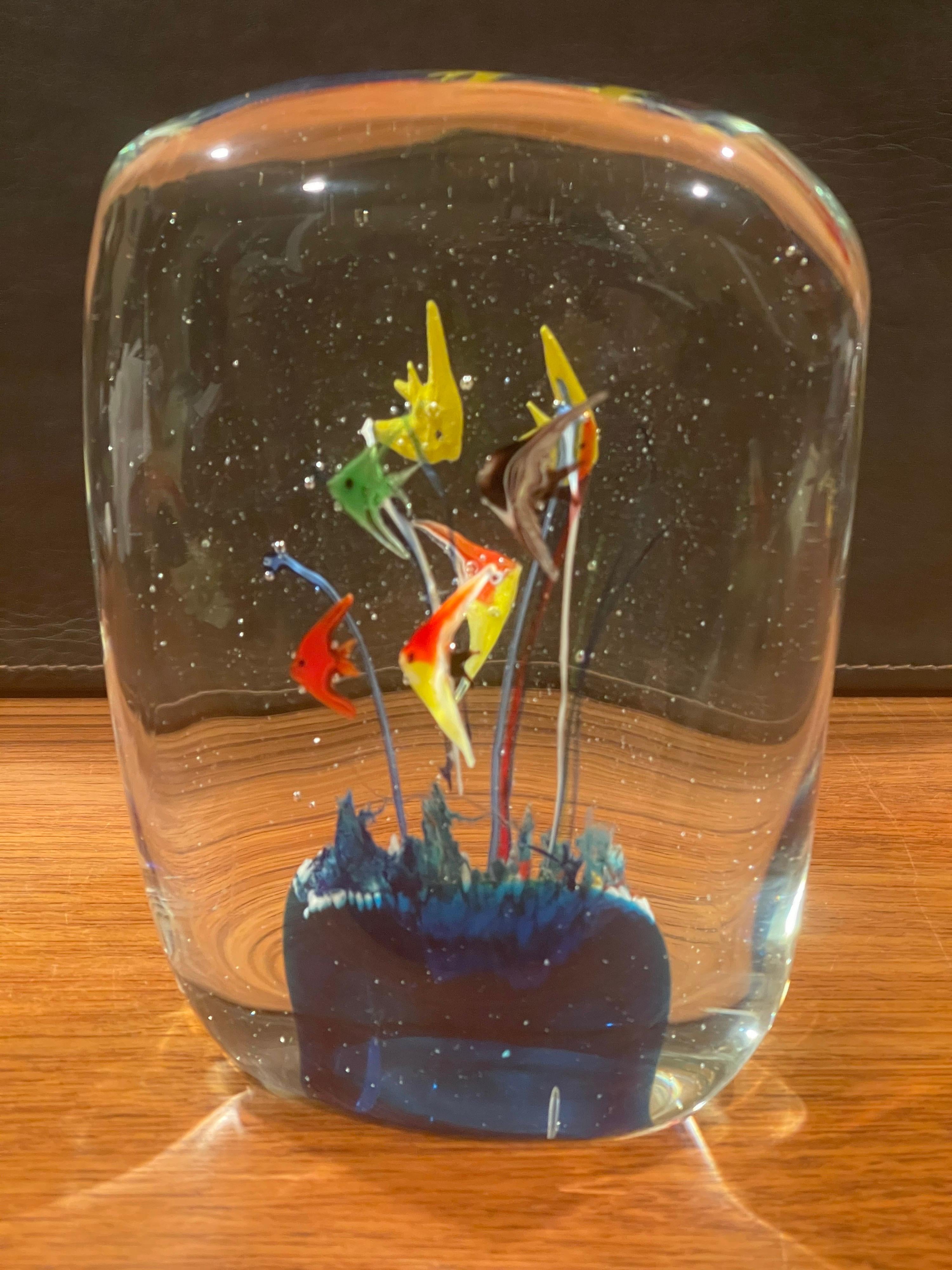 Magnifique sculpture d'aquarium à poissons à double face en verre d'art MCM par Murano Glass, vers les années 1970. La pièce est en très bon état, sans éclats ni fissures, et mesure 6 