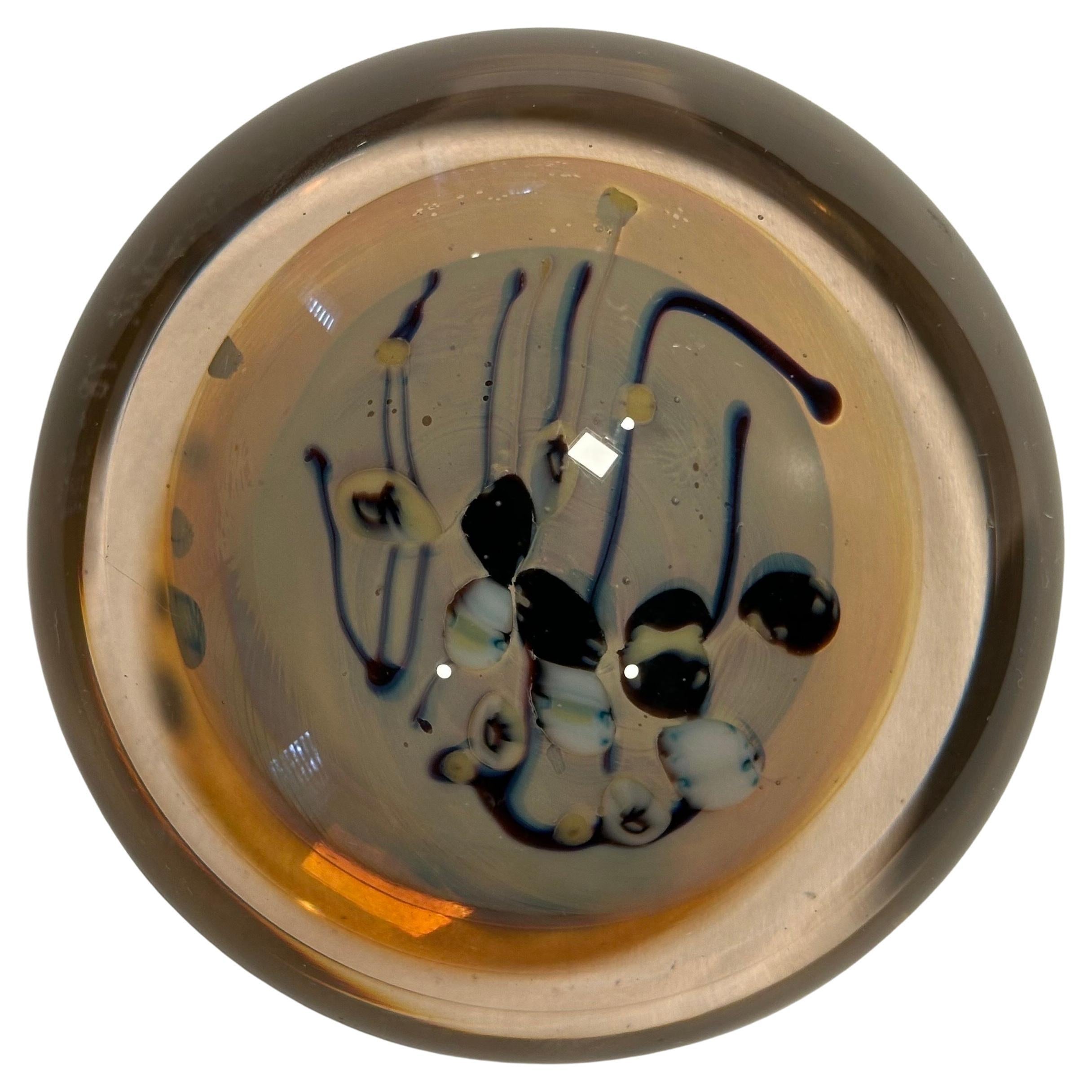 Magnifique presse-papier en verre d'art de Robert William Bartlett, vers 1978. L'intérieur de la pièce est recouvert de motifs tourbillonnants blancs et bleus. Le presse-papier est en très bon état, sans éclats ni rayures, et mesure 3,75 