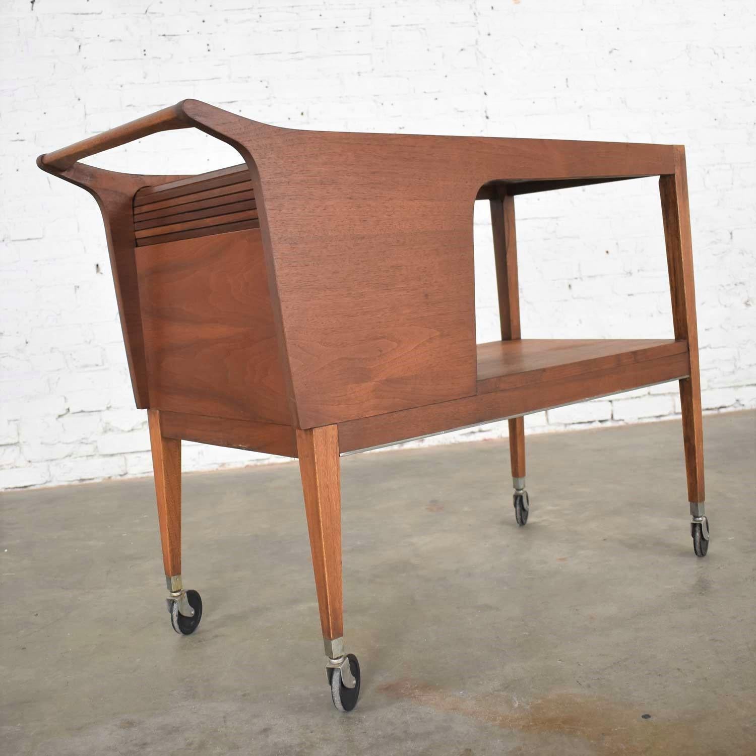 MCM Arthur Umanoff for Cavalier Dimension Group Rolling Server Bar Cart Walnut  In Good Condition In Topeka, KS