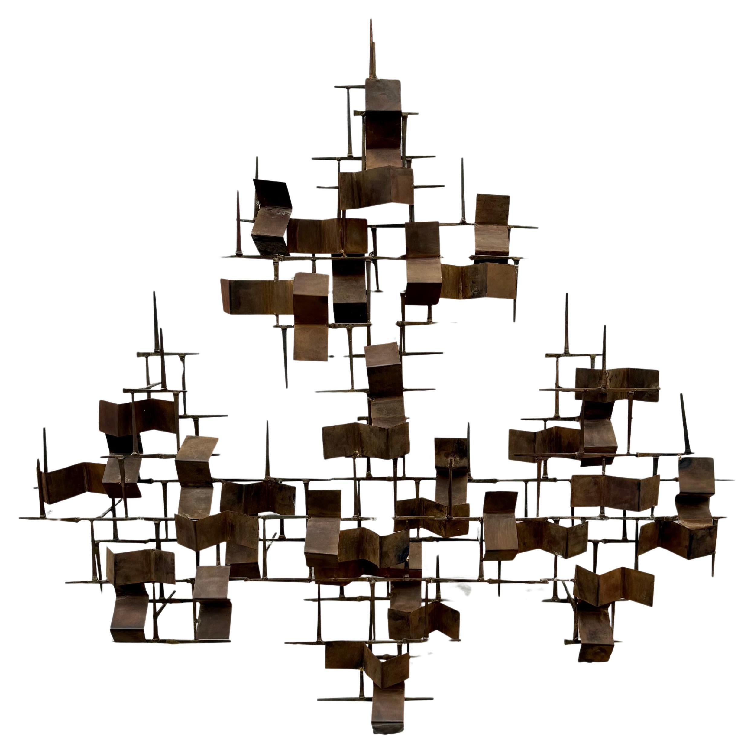 L
artista MCM William Bowie ha realizzato una scultura brutalista di grandi dimensioni 4 x 4 con chiodi e metallo piegato