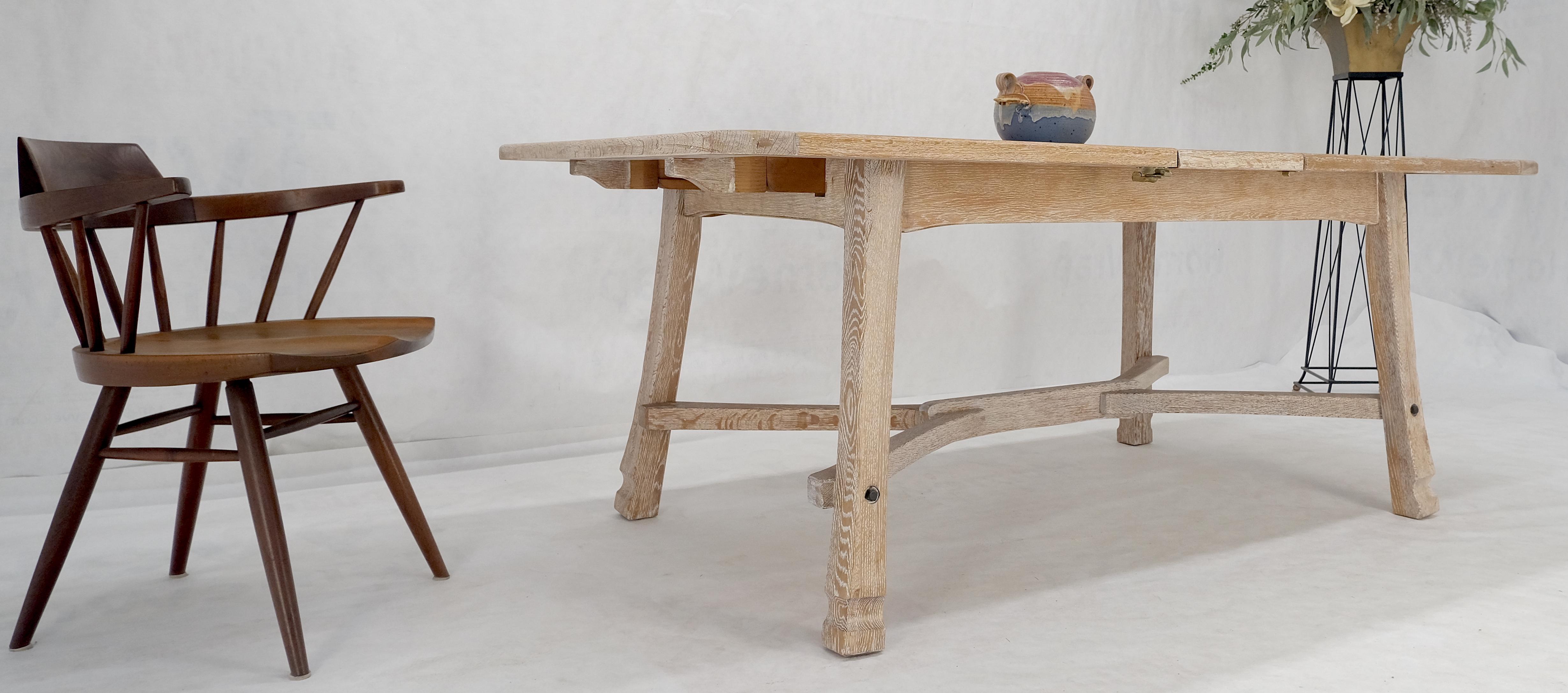 Table de salle à manger MCM Arts & Crafts en chêne cérusé avec panneau de feuilles à rallonge de 12 pouces Mint en vente 2