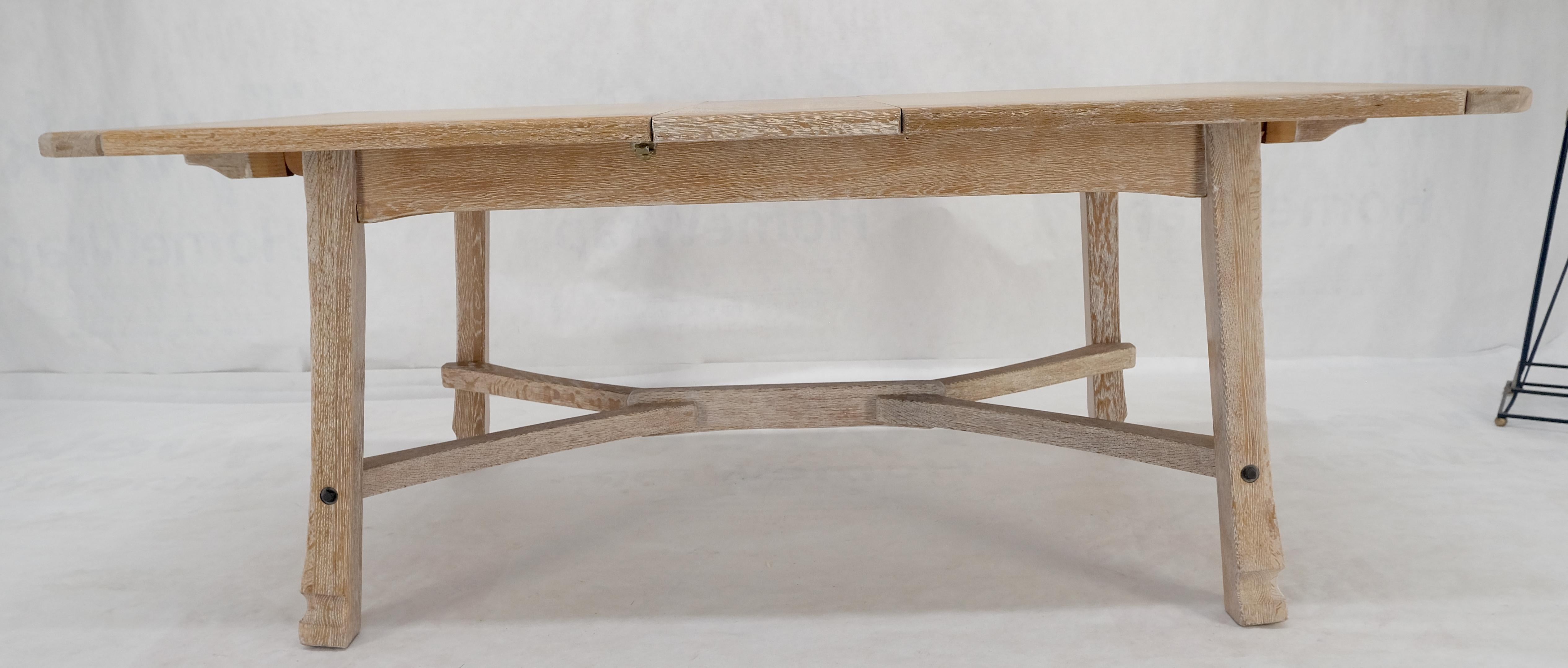 20ième siècle Table de salle à manger MCM Arts & Crafts en chêne cérusé avec panneau de feuilles à rallonge de 12 pouces Mint en vente