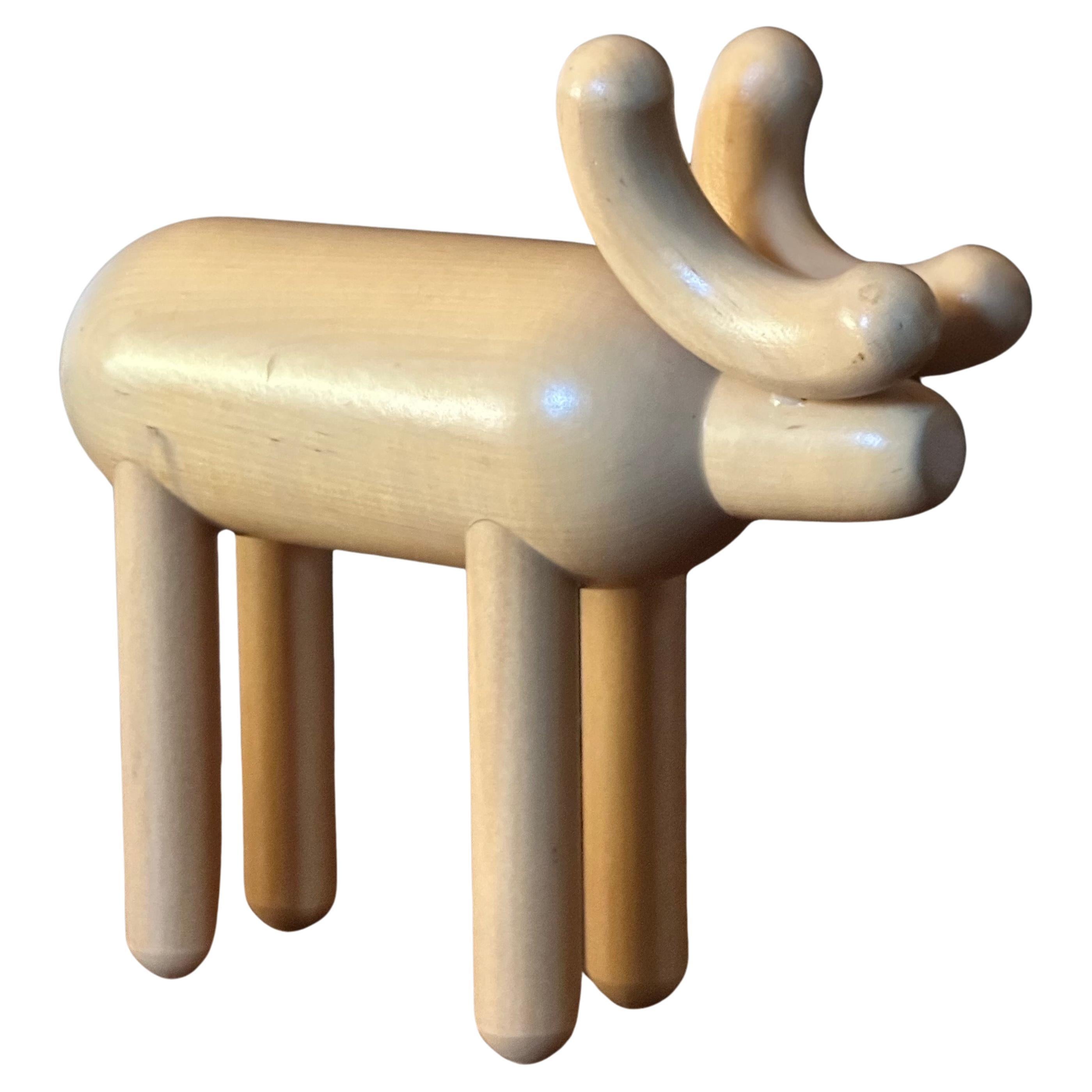Escultura de alce/reno en madera de fresno MCM, obra de Kaija Aarikka de Finlandia, hacia la década de 1970. La escultura está en muy buen estado vintage, mide 2,75