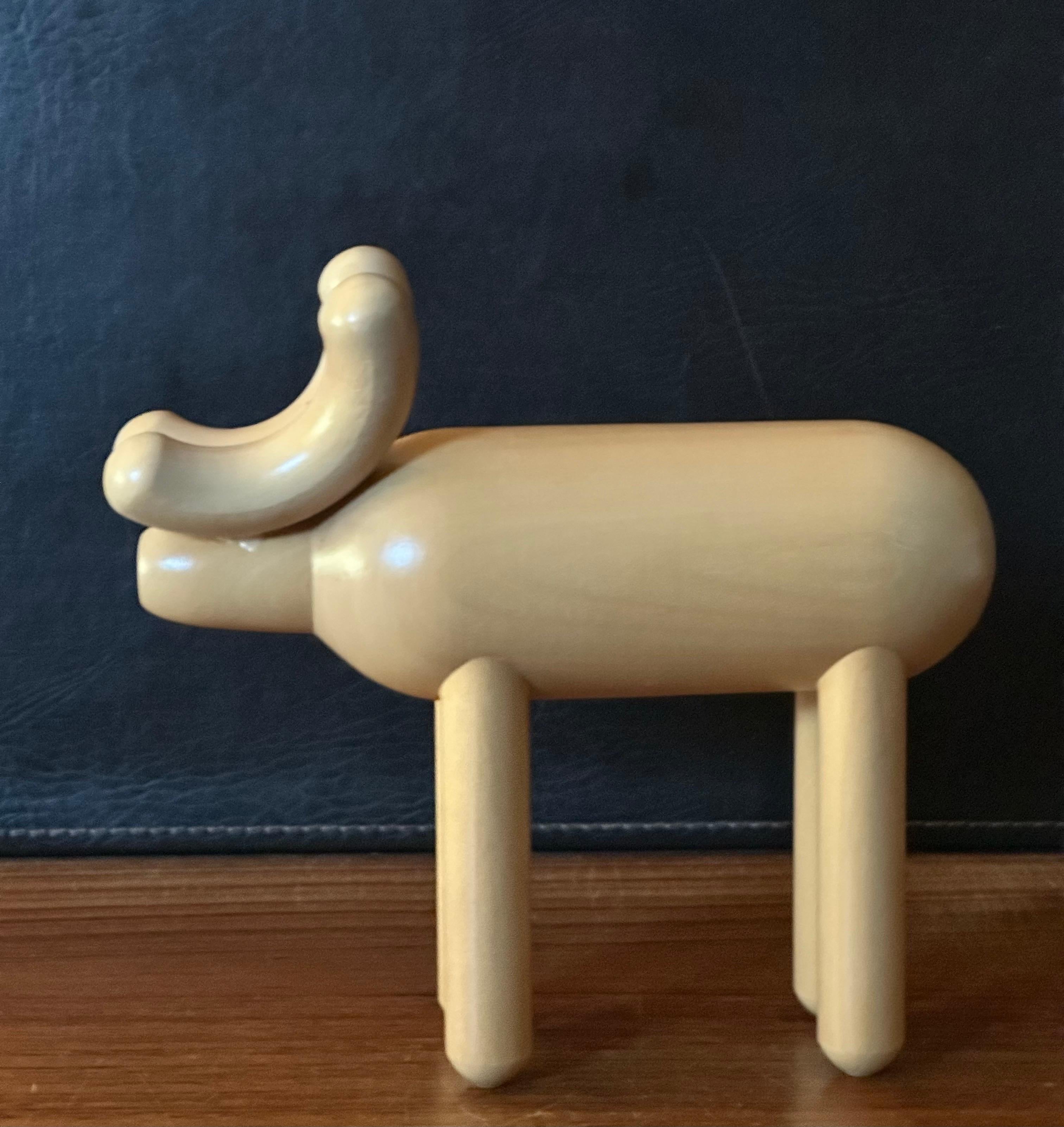 Escultura de madera de fresno MCM Alce / reno de Kaija Aarikka siglo XX en venta