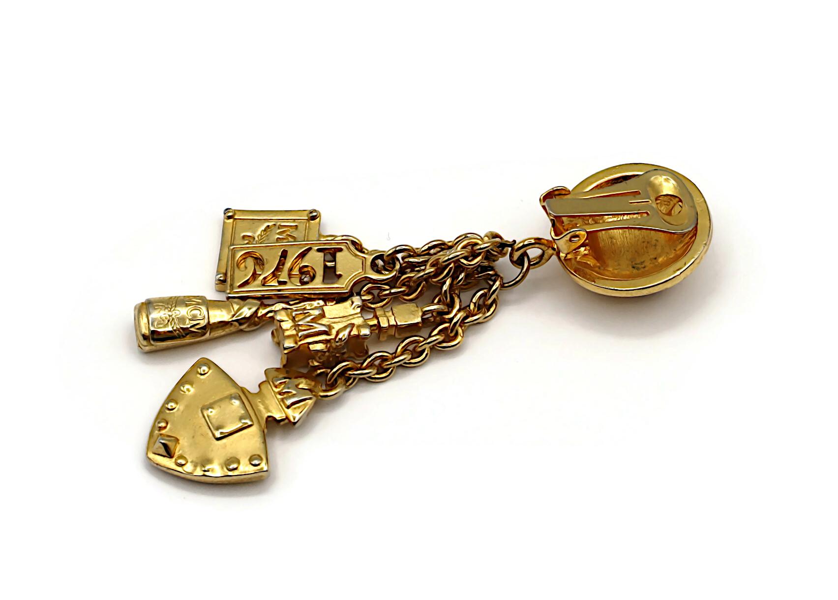 MCM (Atribuido a) Pendientes colgantes con dijes vintage en tono dorado en venta 7