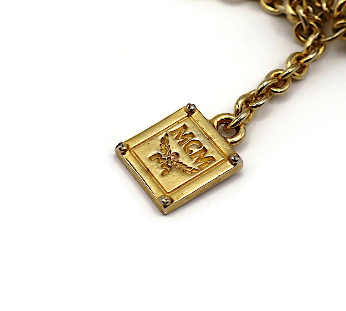 MCM (Atribuido a) Pendientes colgantes con dijes vintage en tono dorado en venta 8