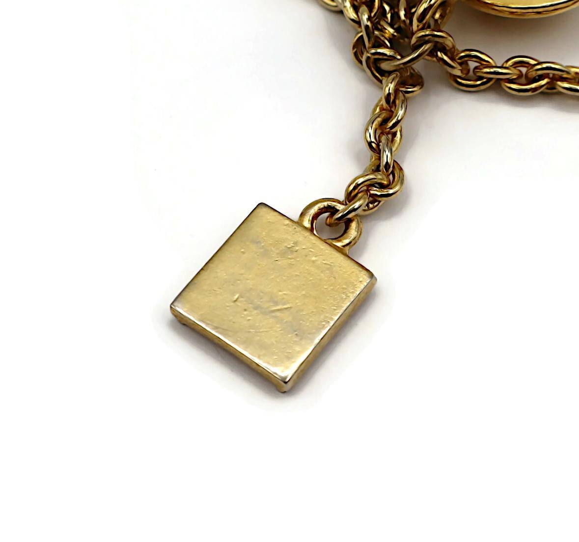 MCM (Atribuido a) Pendientes colgantes con dijes vintage en tono dorado en venta 9
