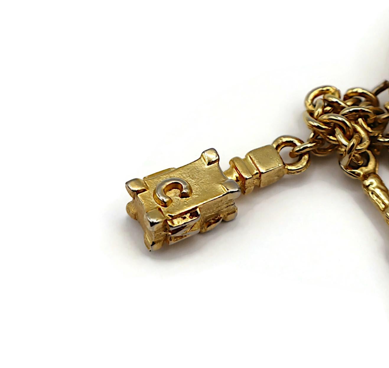 MCM (Atribuido a) Pendientes colgantes con dijes vintage en tono dorado en venta 10