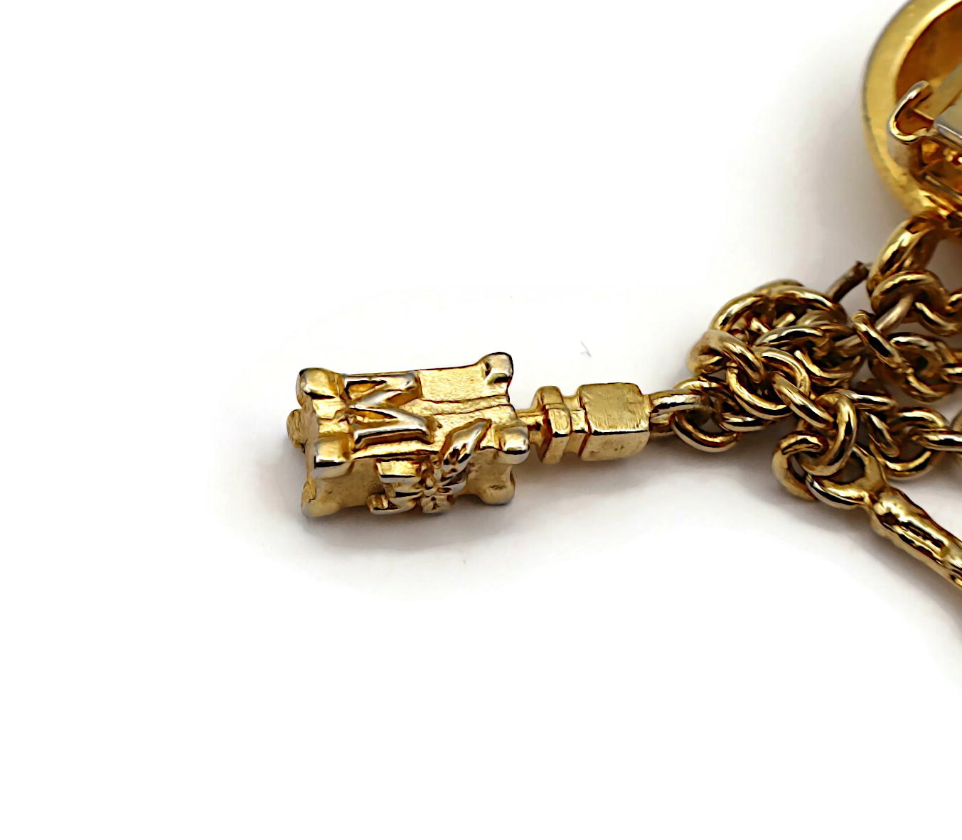MCM (Atribuido a) Pendientes colgantes con dijes vintage en tono dorado en venta 11