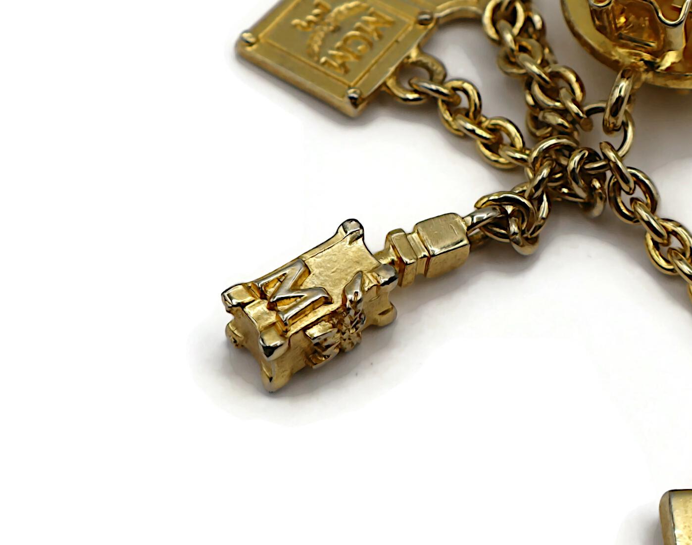 MCM (Atribuido a) Pendientes colgantes con dijes vintage en tono dorado en venta 13