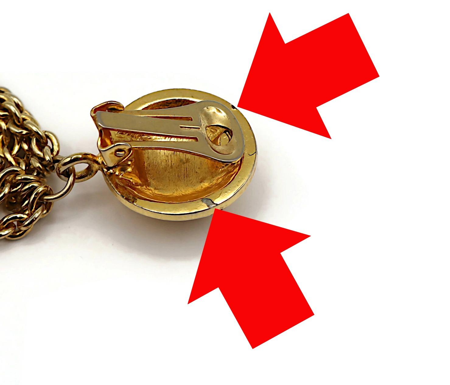 MCM (Atribuido a) Pendientes colgantes con dijes vintage en tono dorado en venta 15